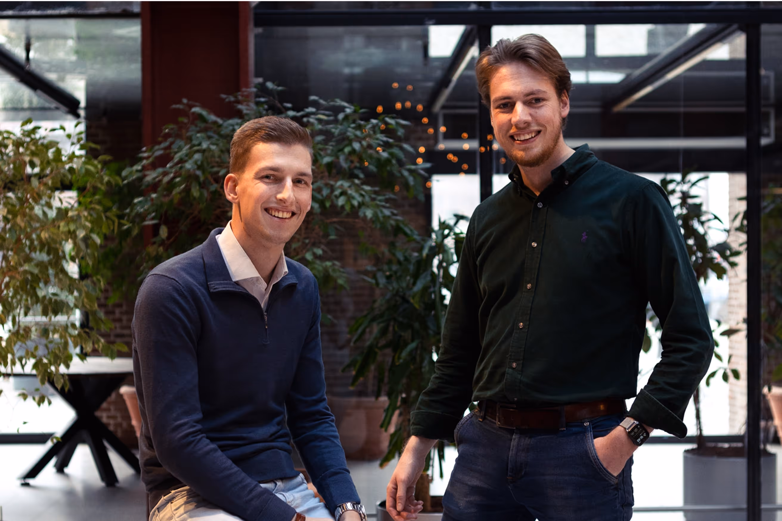 Pulse online marketing bureau Sliedrecht: twee glimlachende professionals in kantoor