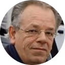 Volwassen professional in recruitment en marketing met bril en zakelijke uitstraling