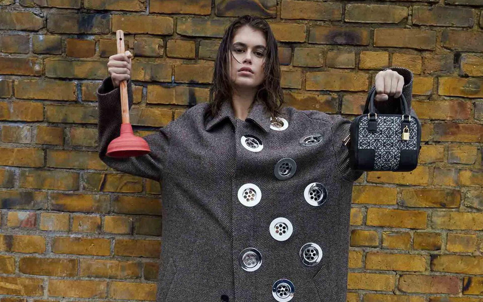 El fenómeno digital de Loewe: Cómo una marca de lujo conquistó el arte del shitposting.