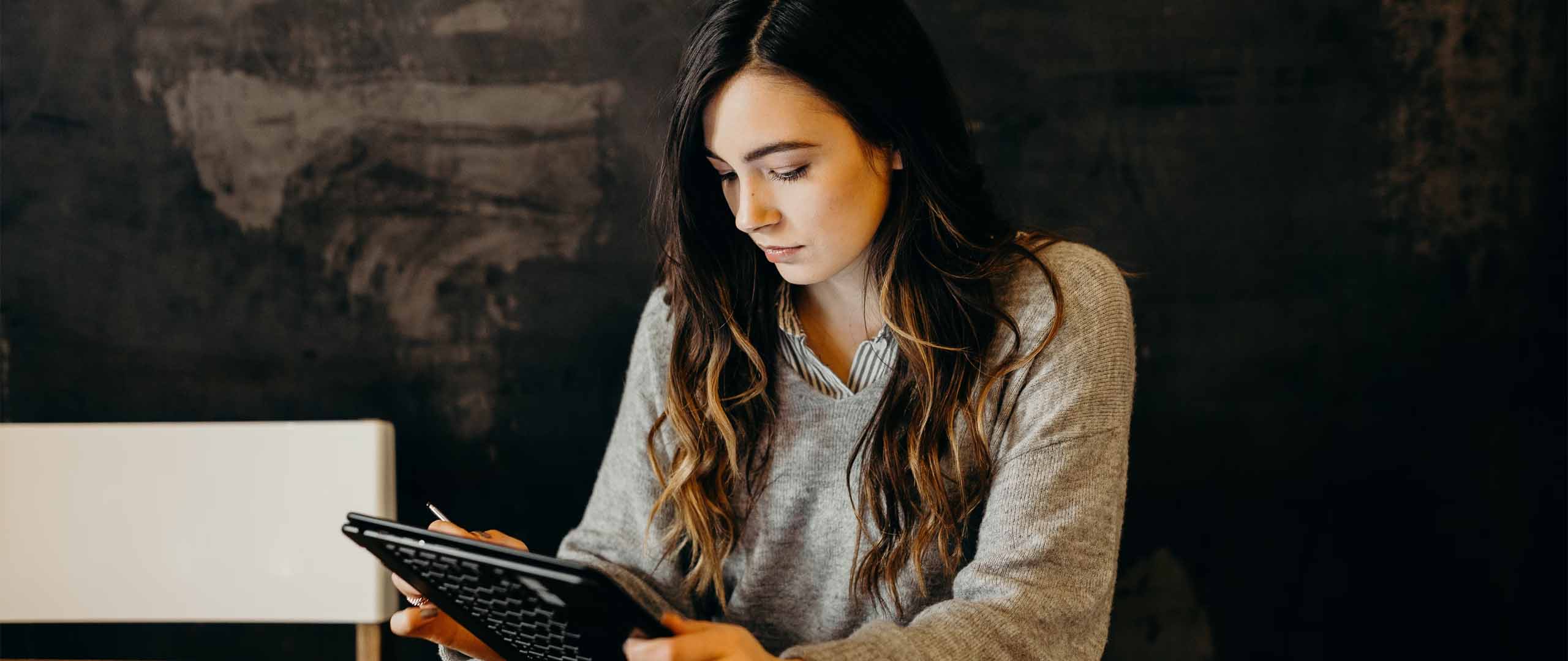 10 Critical Questions to Ask a Wealth Manager Before Hiring Them in 2026