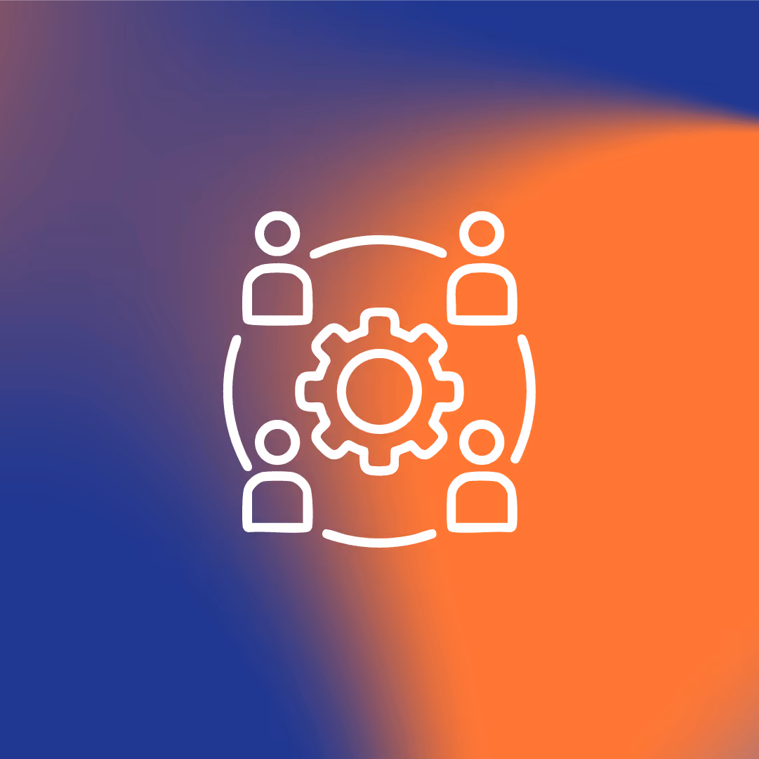 Icon showing four user figures connected in a circle around a gear symbol representing teamwork and collaboration.