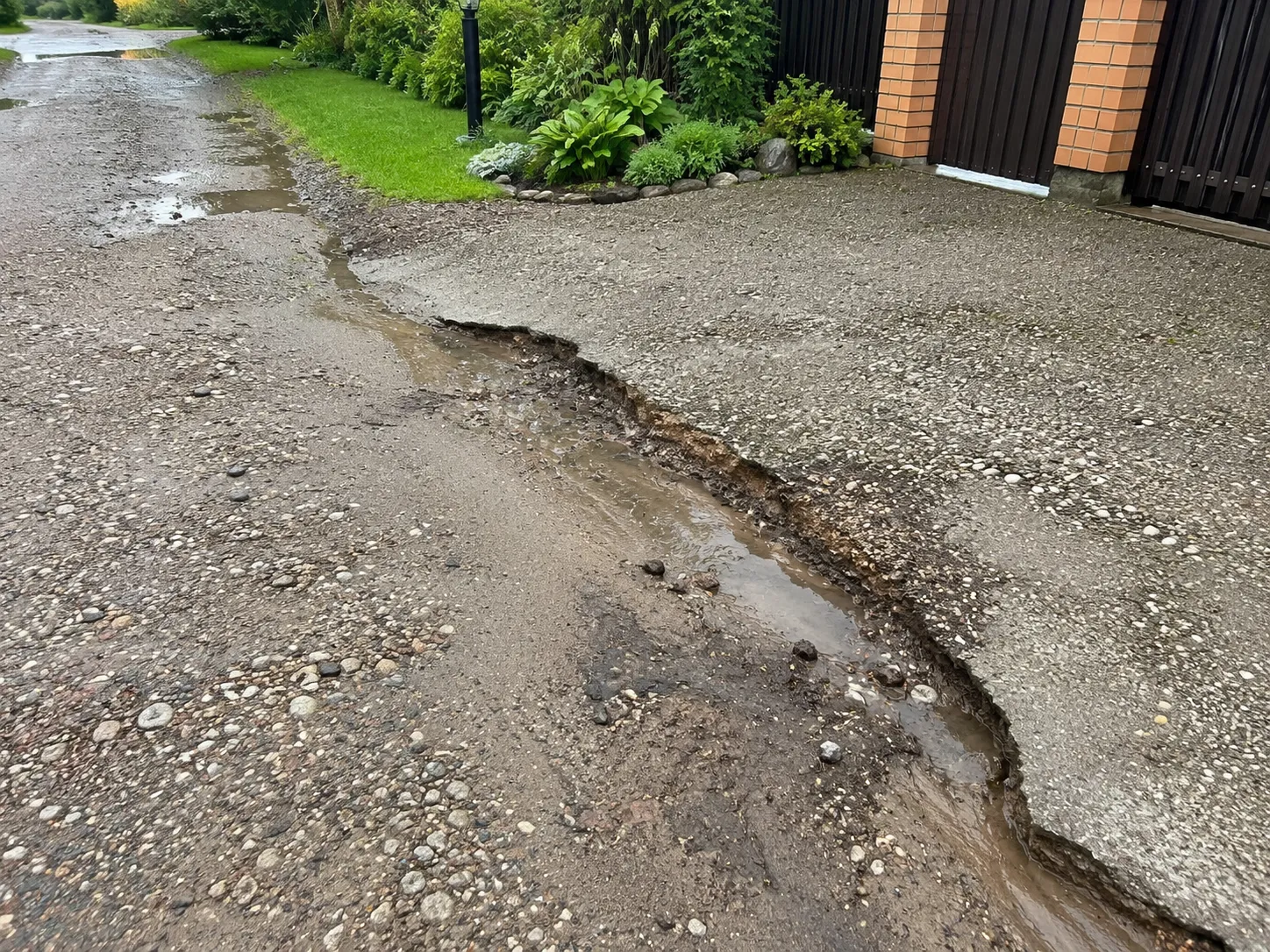 Размытое водой покрытие дорожки