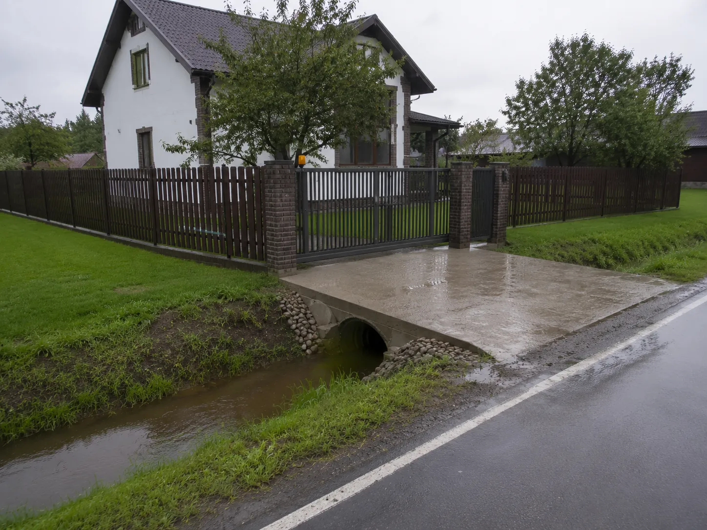 Автомобильный заезд через придорожную канаву с трубой