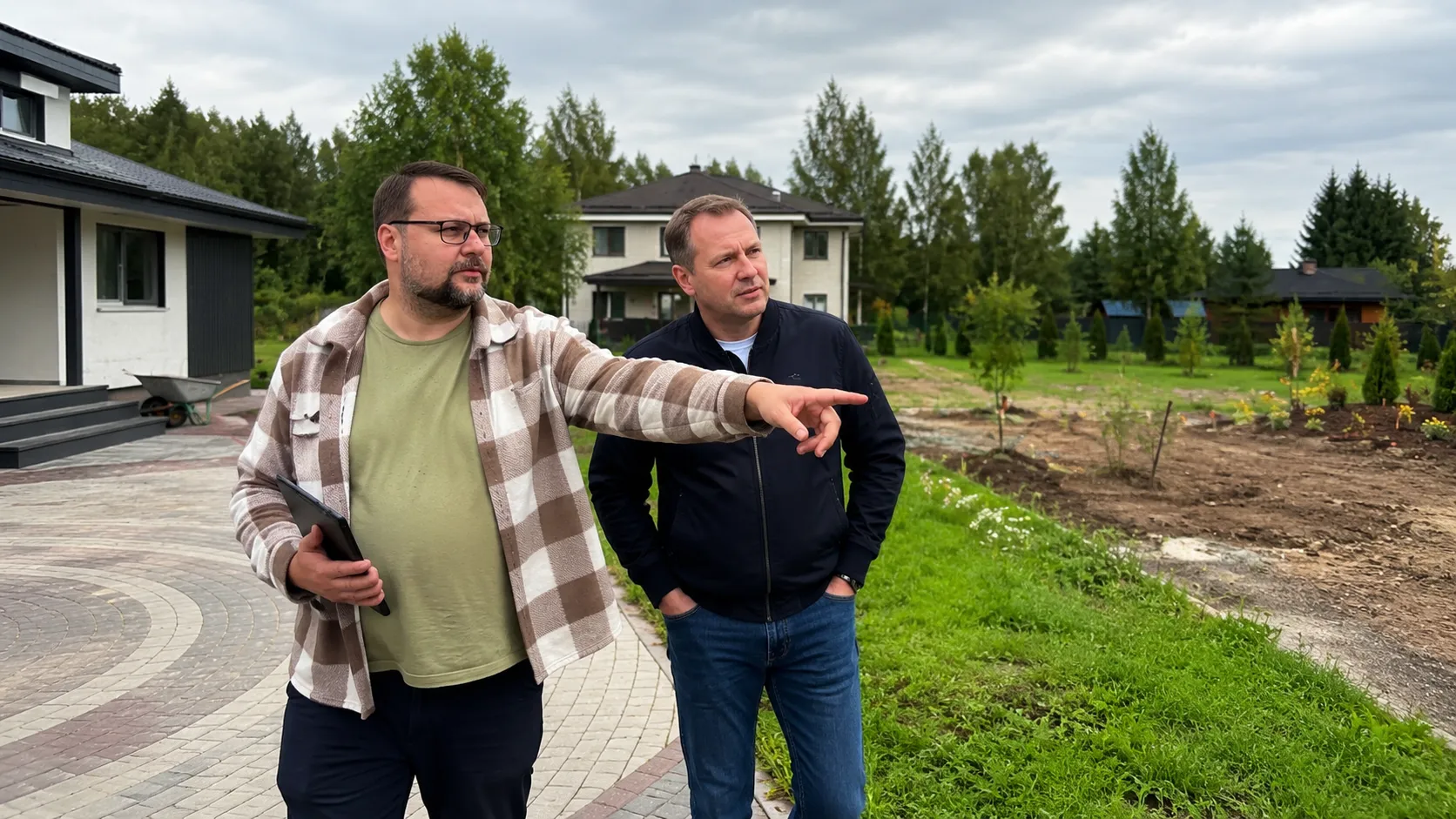 Обсуждение благоустройства частного участка с владельцем