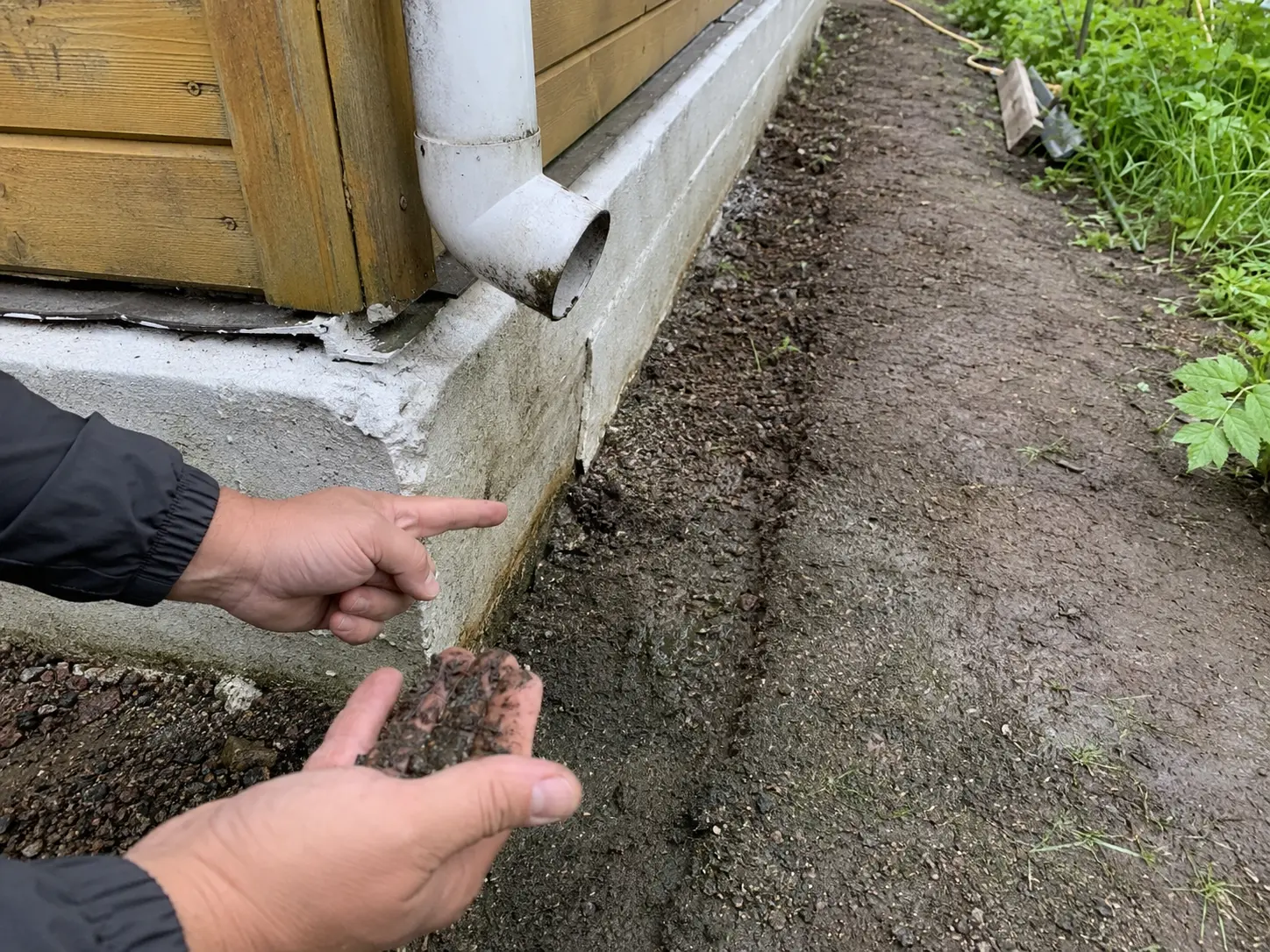 Проверка причин скопления воды возле фундамента