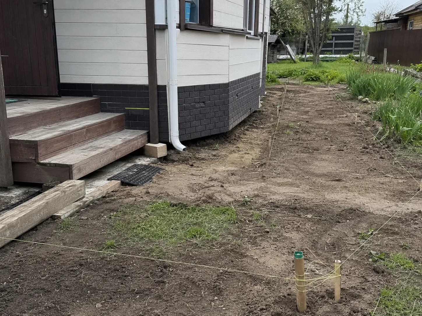 Разметка уровней отмостки, крыльца и дорожек