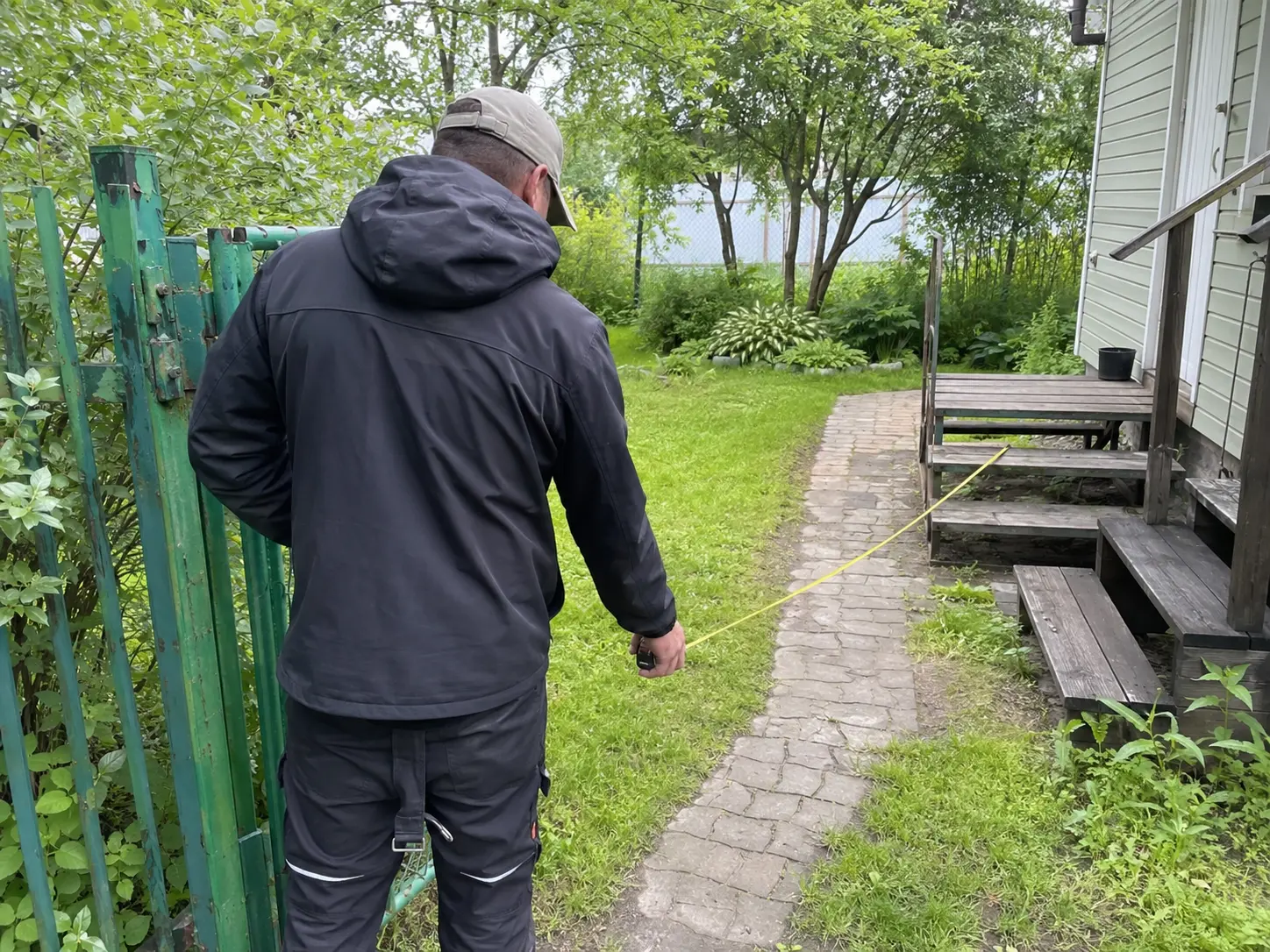 Осмотр и обмер участка перед устройством дорожек