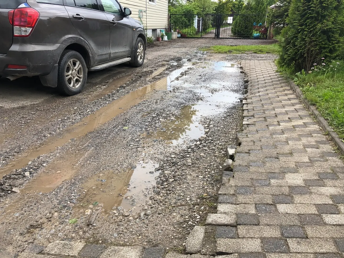 Деформированная дорожка и парковка с застоем воды