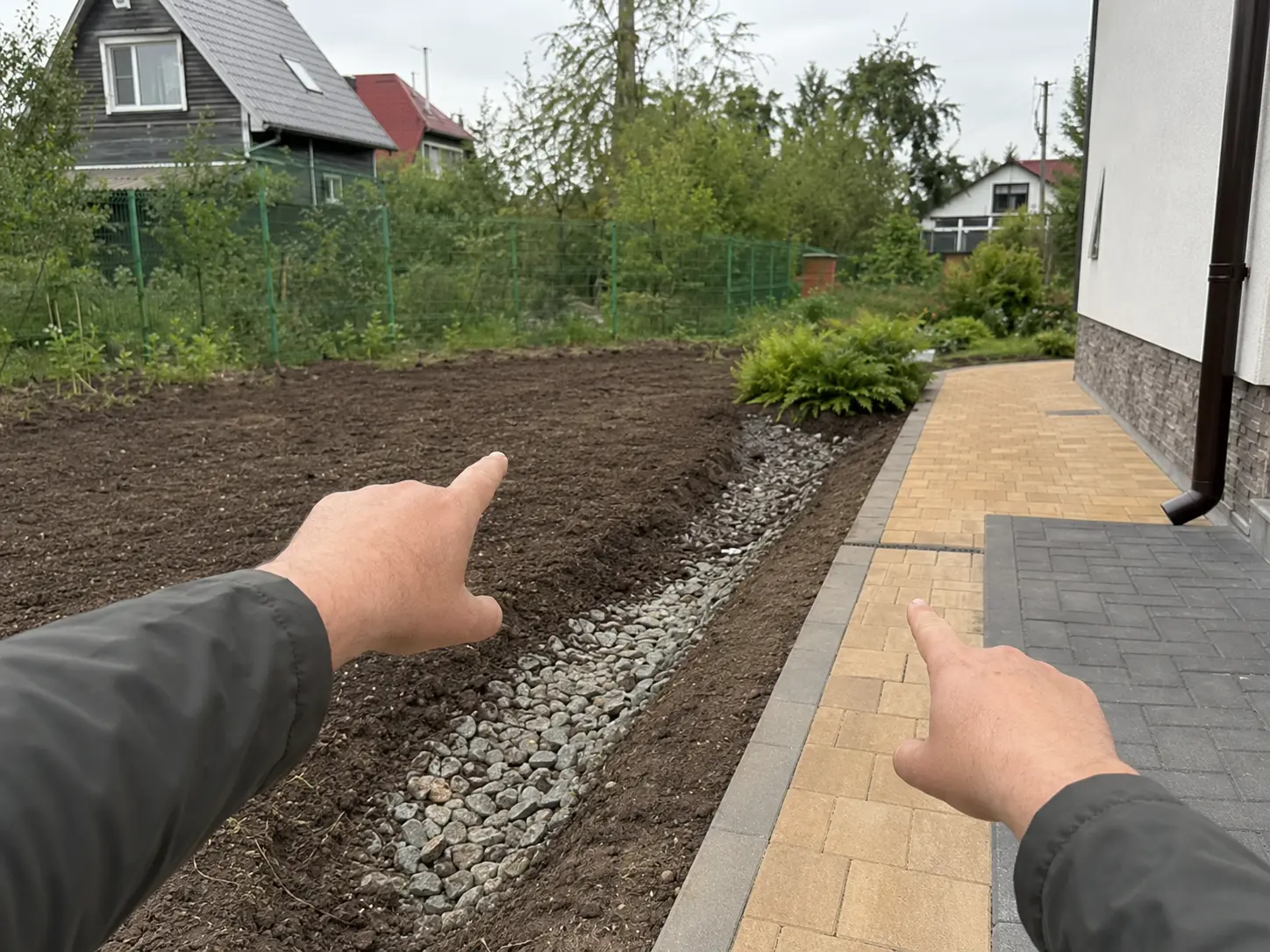 Планирование газона вместе с дорожками и водоотведением