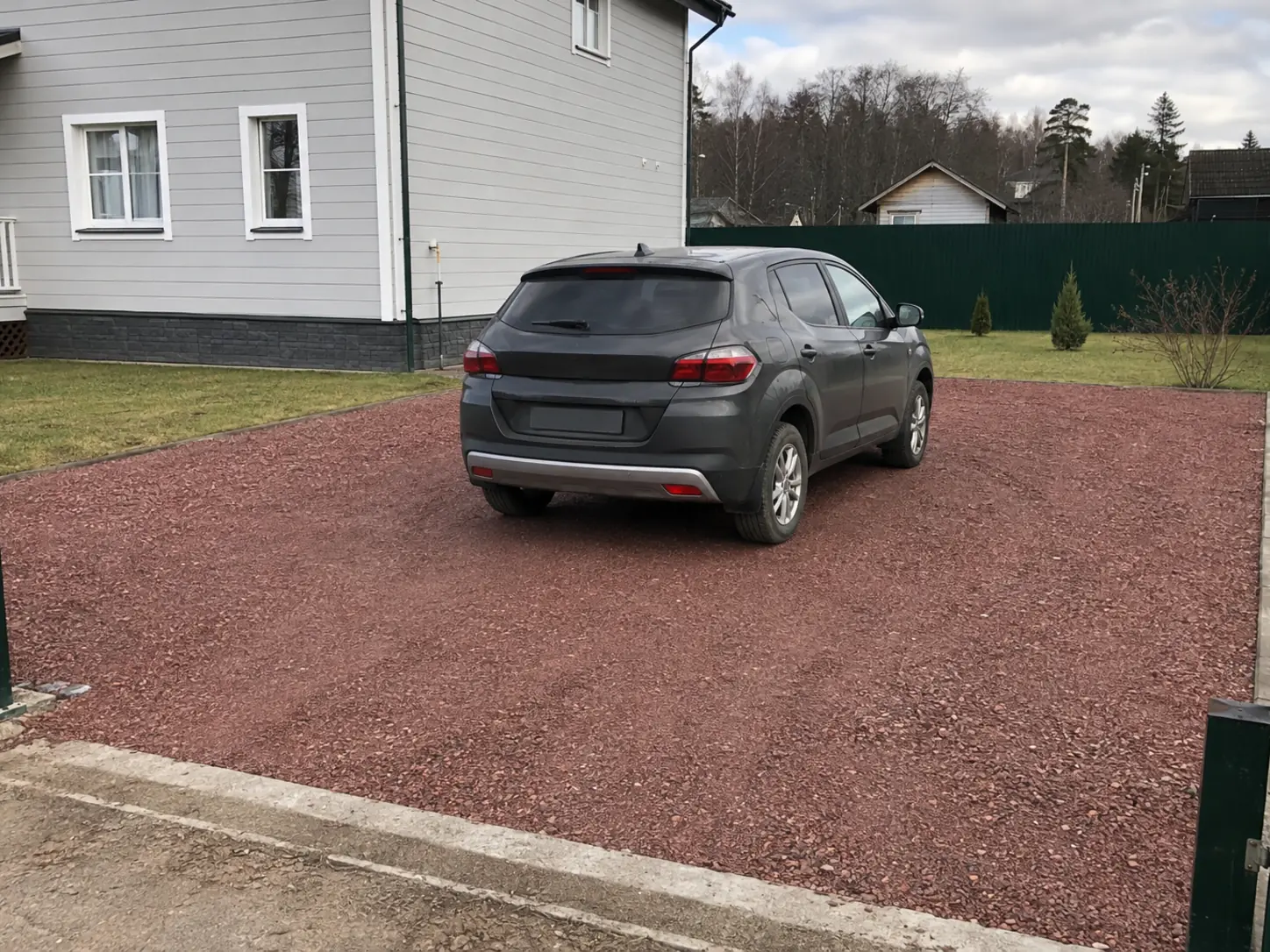 Парковка из красного гранитного отсева возле загородного дома