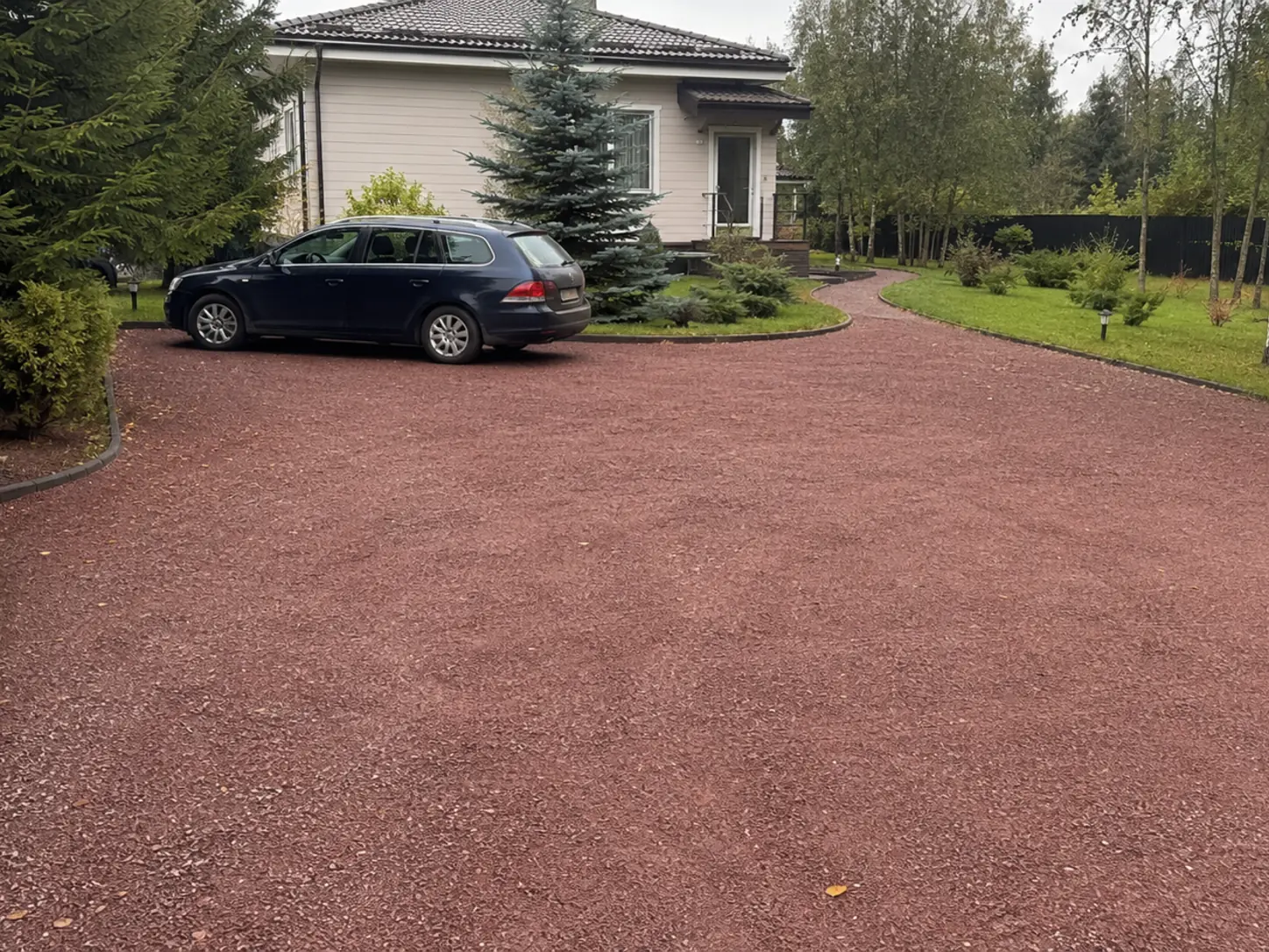 Дорожки и парковочная зона из красного гранитного отсева