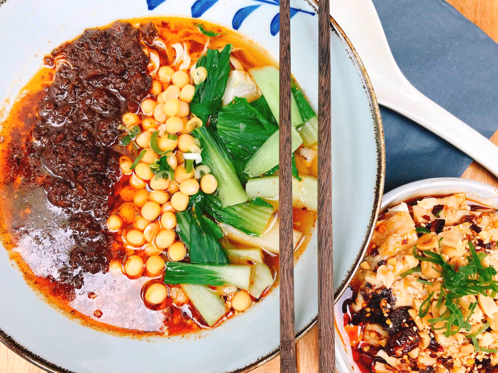 Ein Teller mit leckerem Essen von Bai Lu Noodles
