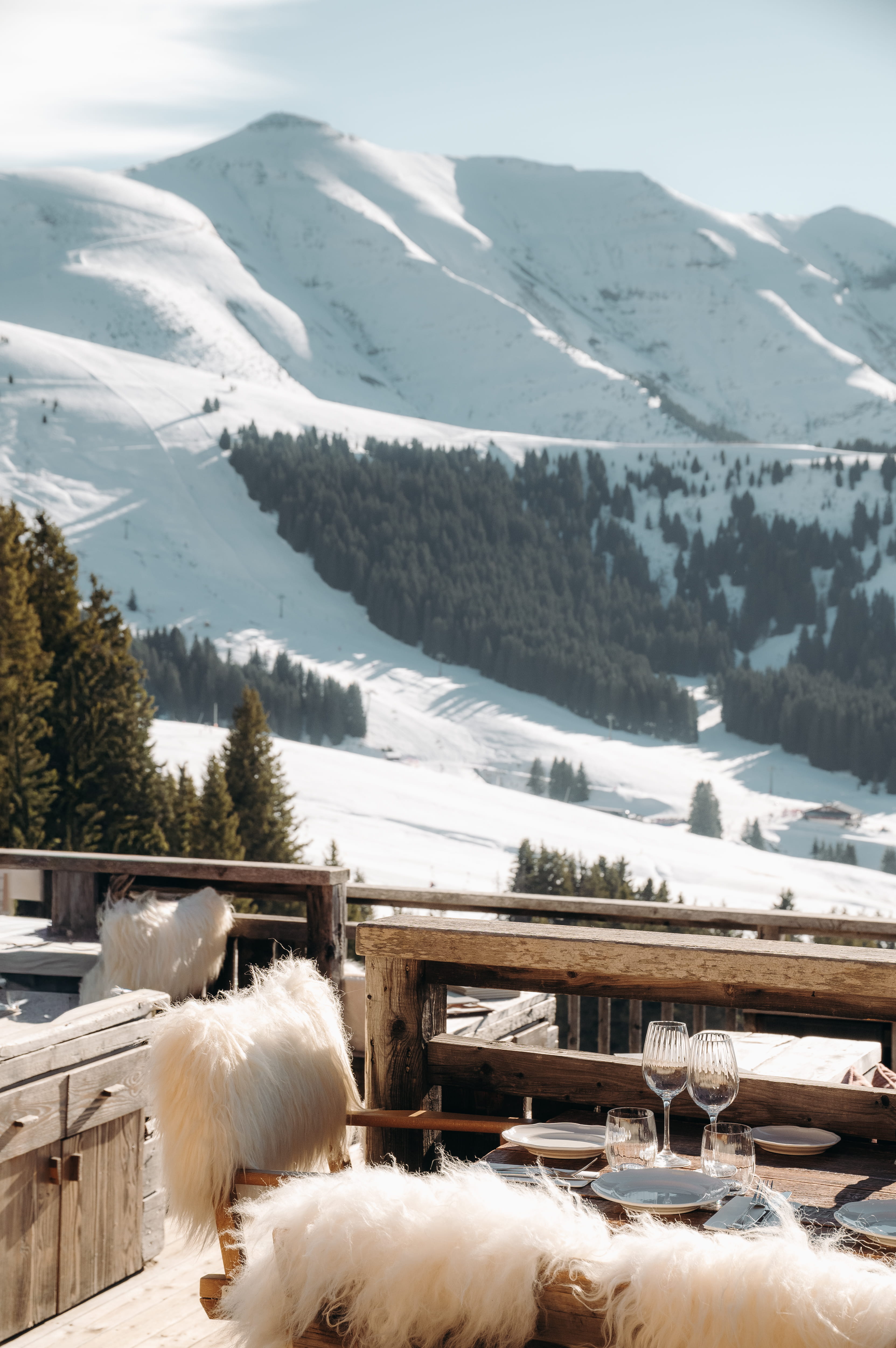 tables terrace Chalet sauvage restaurant in megève