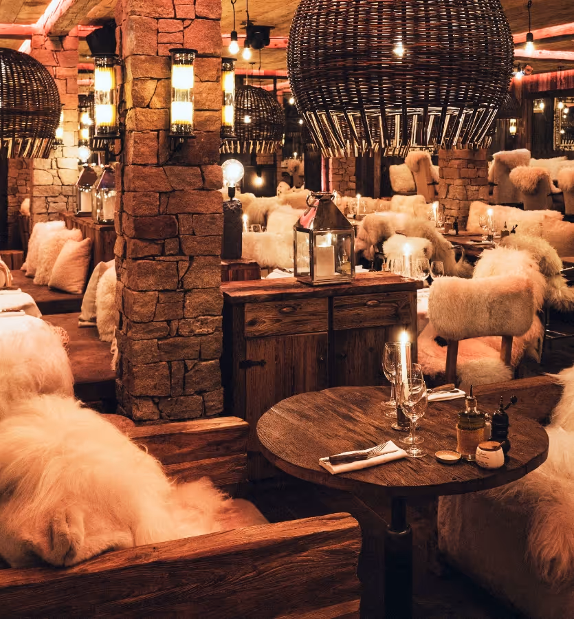 Salon restau avec table Restaurant & Bar La Ferme Saint-Amour Megève et Ferme Saint-Amour Courchevel