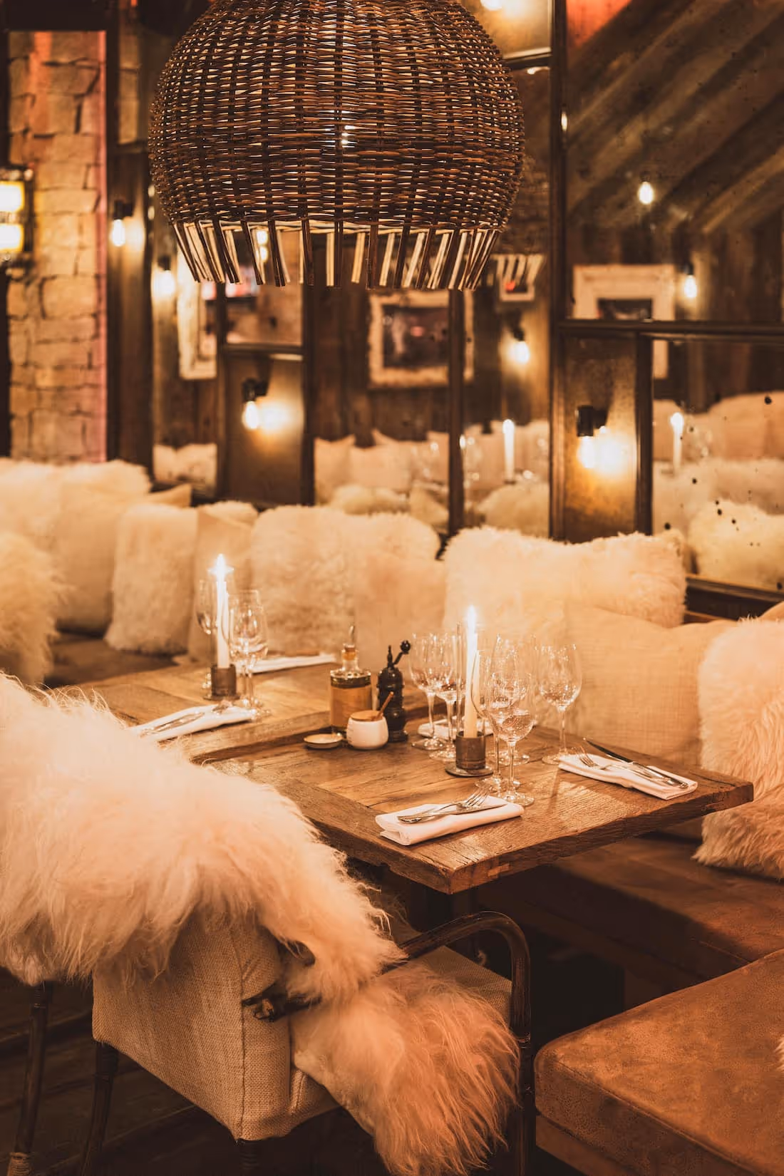 Salon restau avec table Restaurant & Bar La Ferme Saint-Amour Megève et Ferme Saint-Amour Courchevel