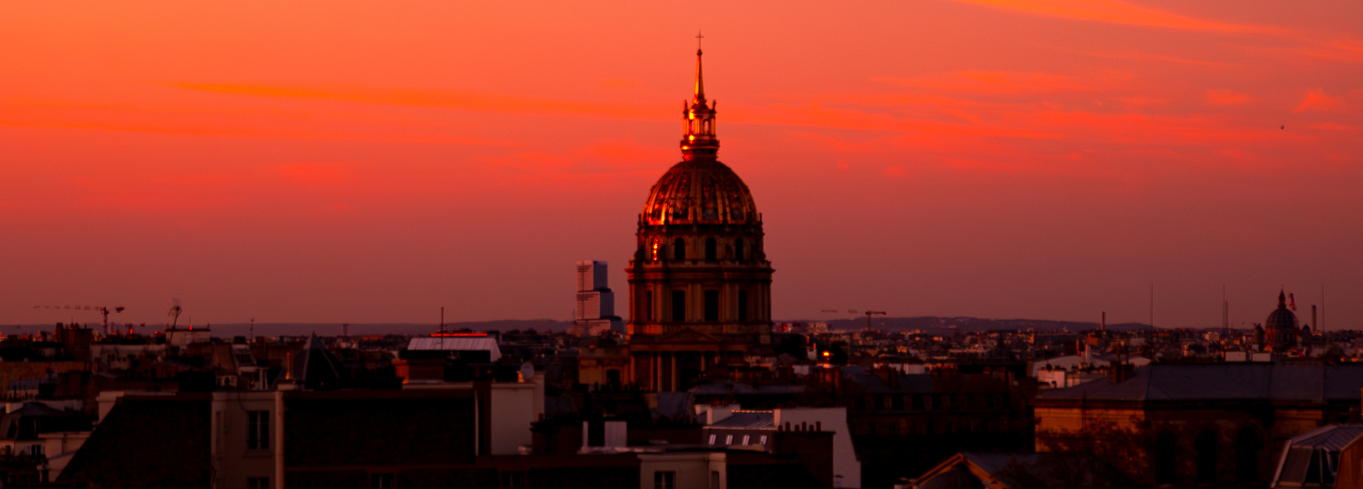Vue sur les toits de Paris et ses monuments historiques, Ferme Saint Amour Paris
