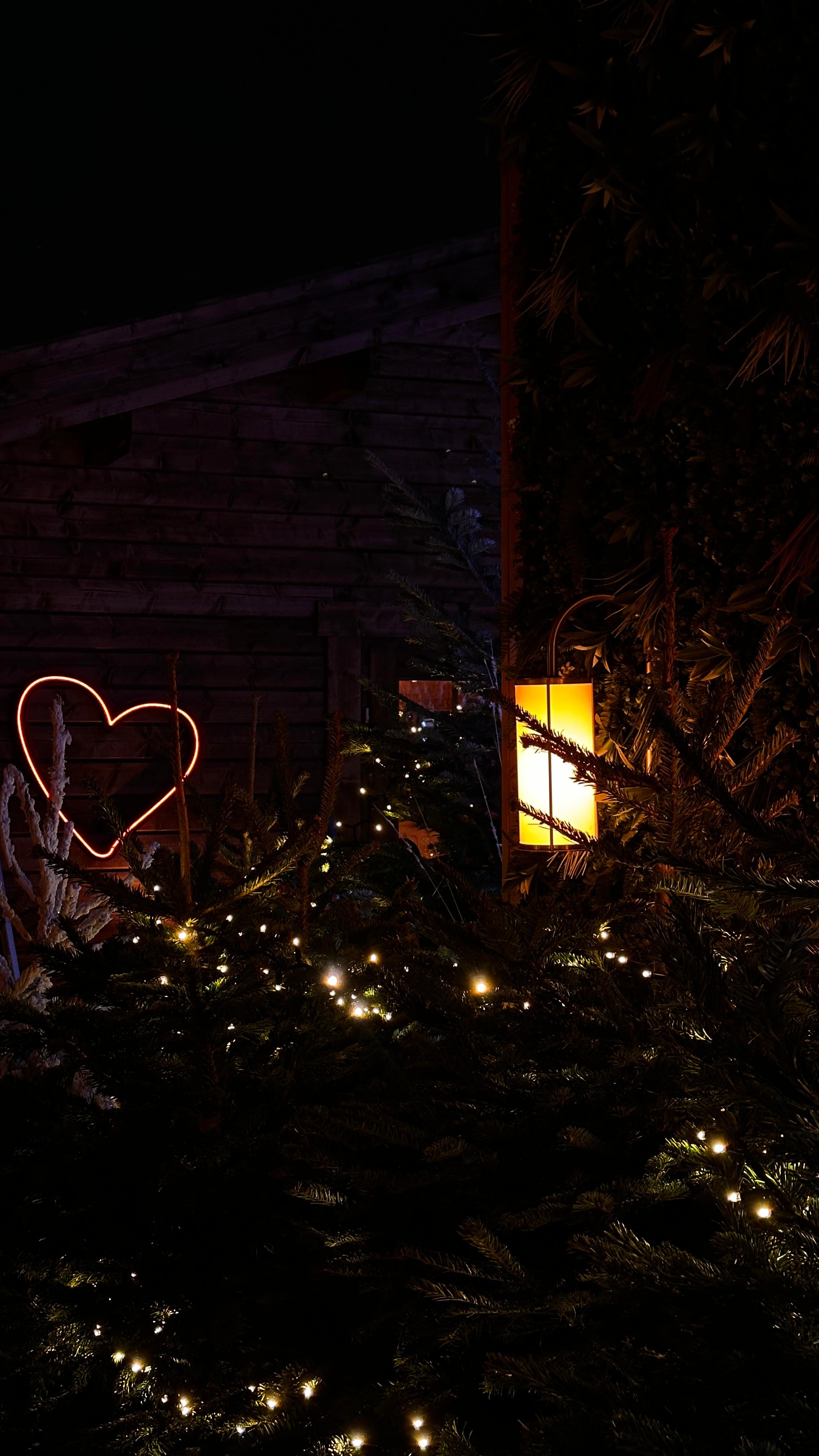 Chandelier illuminant le restaurant de la Ferme Saint Amour à Paris