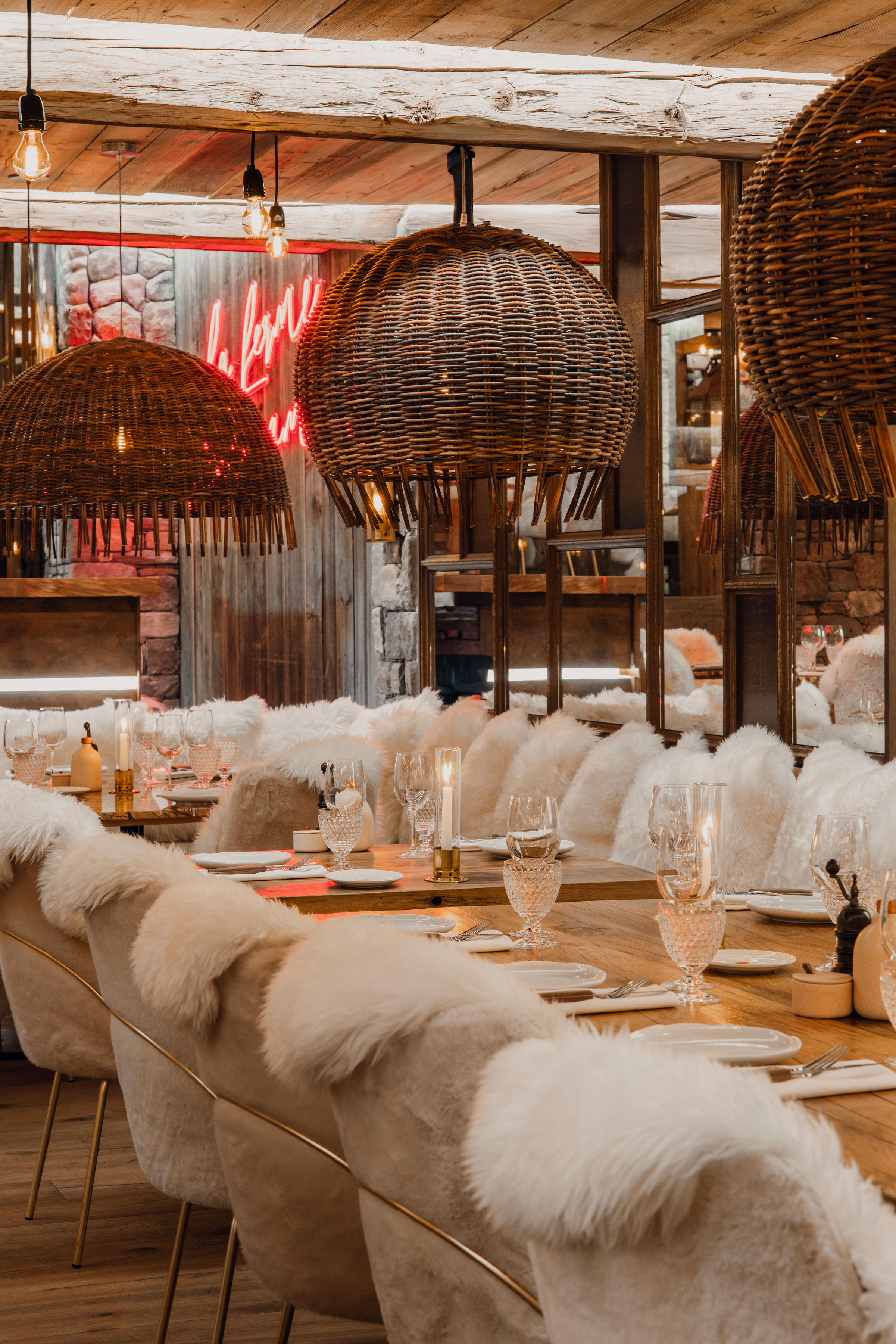 Salon restau avec table Restaurant & Bar La Ferme Saint-Amour Megève et Ferme Saint-Amour Courchevel