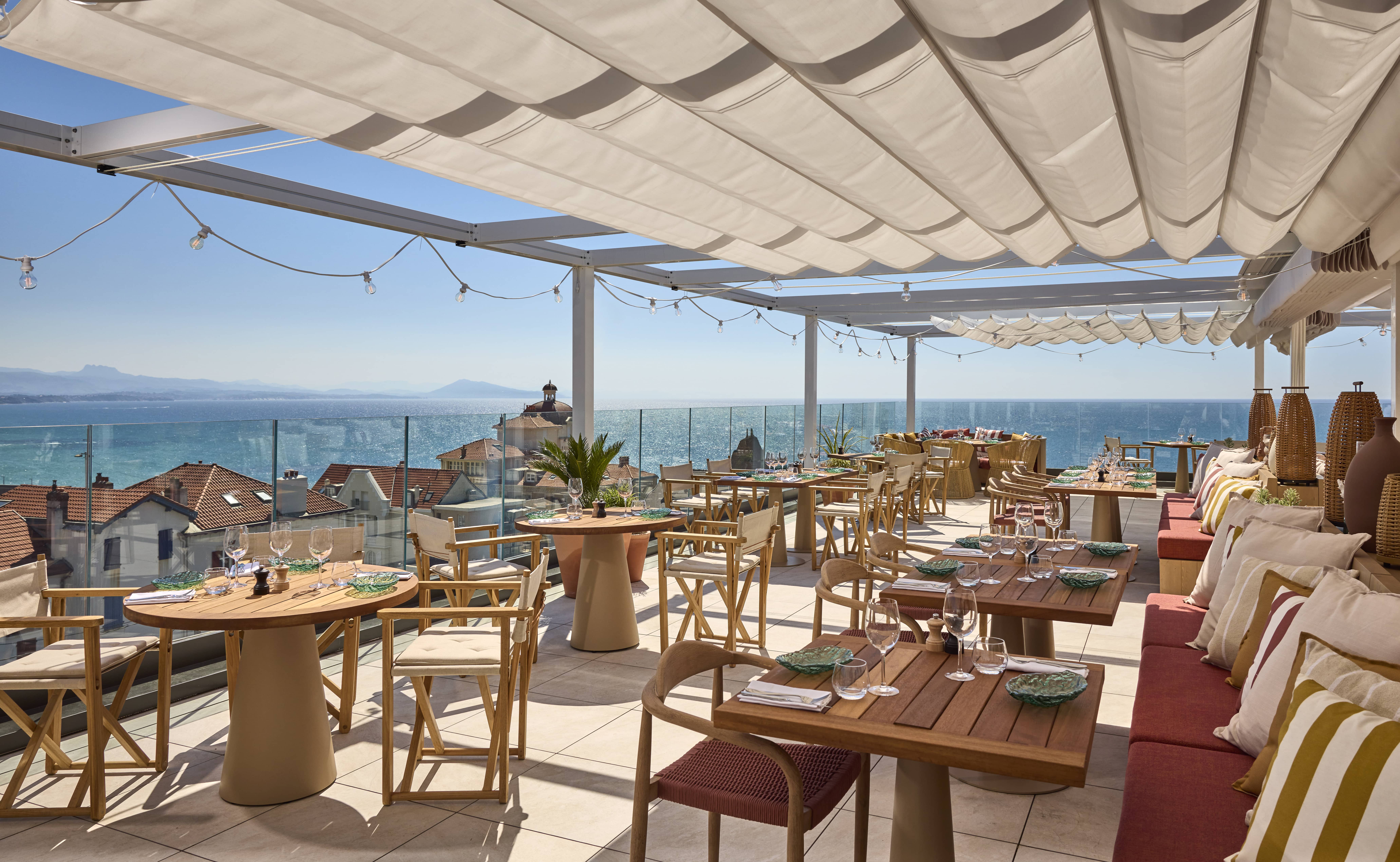 Table avec verres à vin La Petite Plage Biarritz