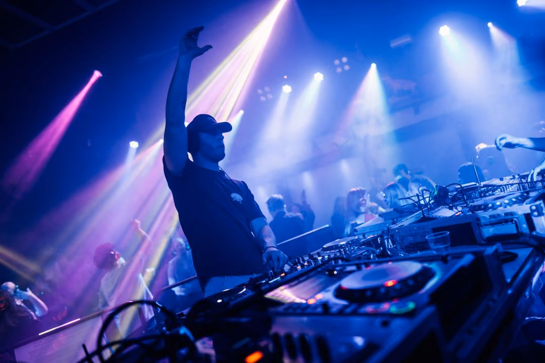 DJ tijdens een silent disco evenement