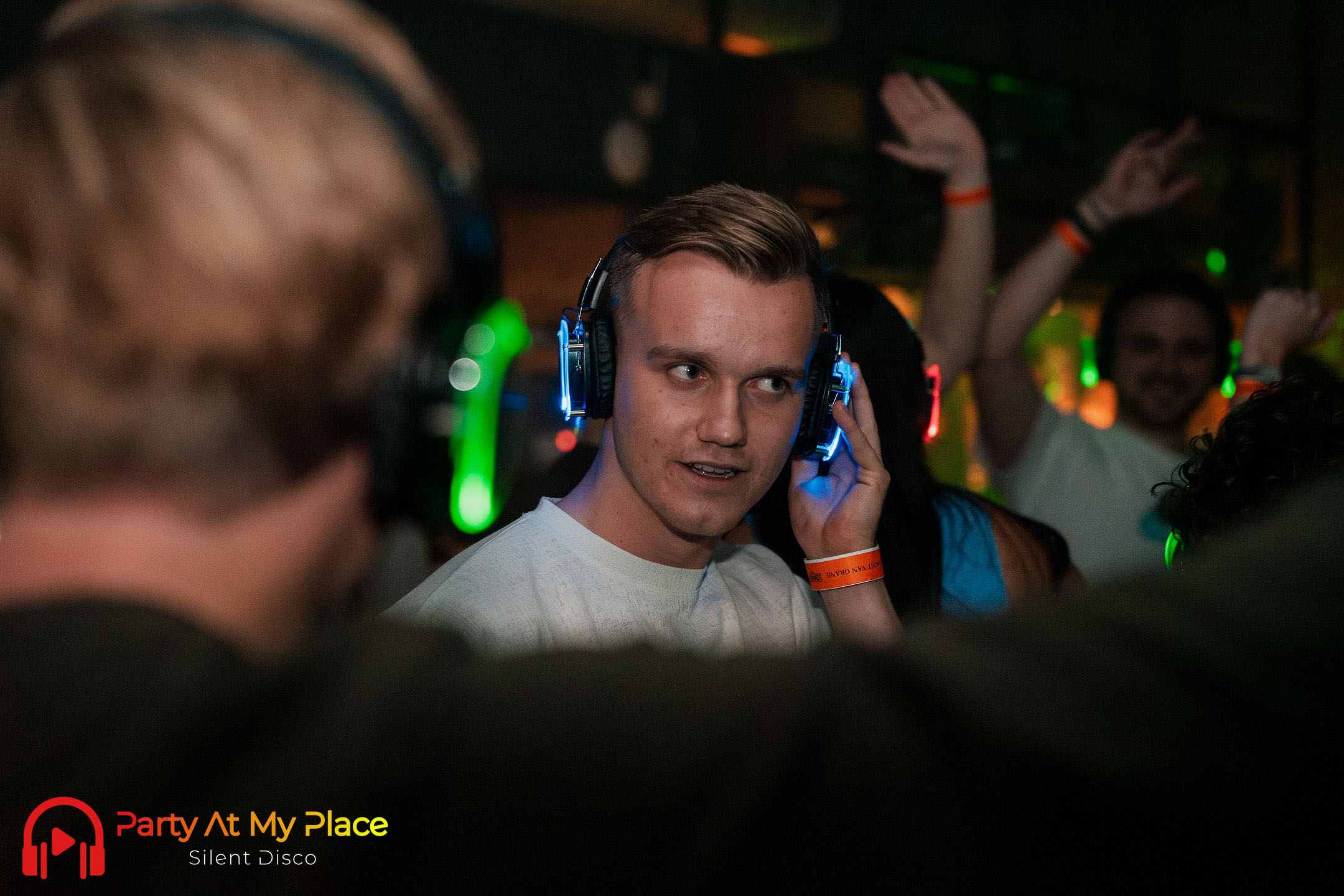 Feestgangers met silent disco koptelefoons