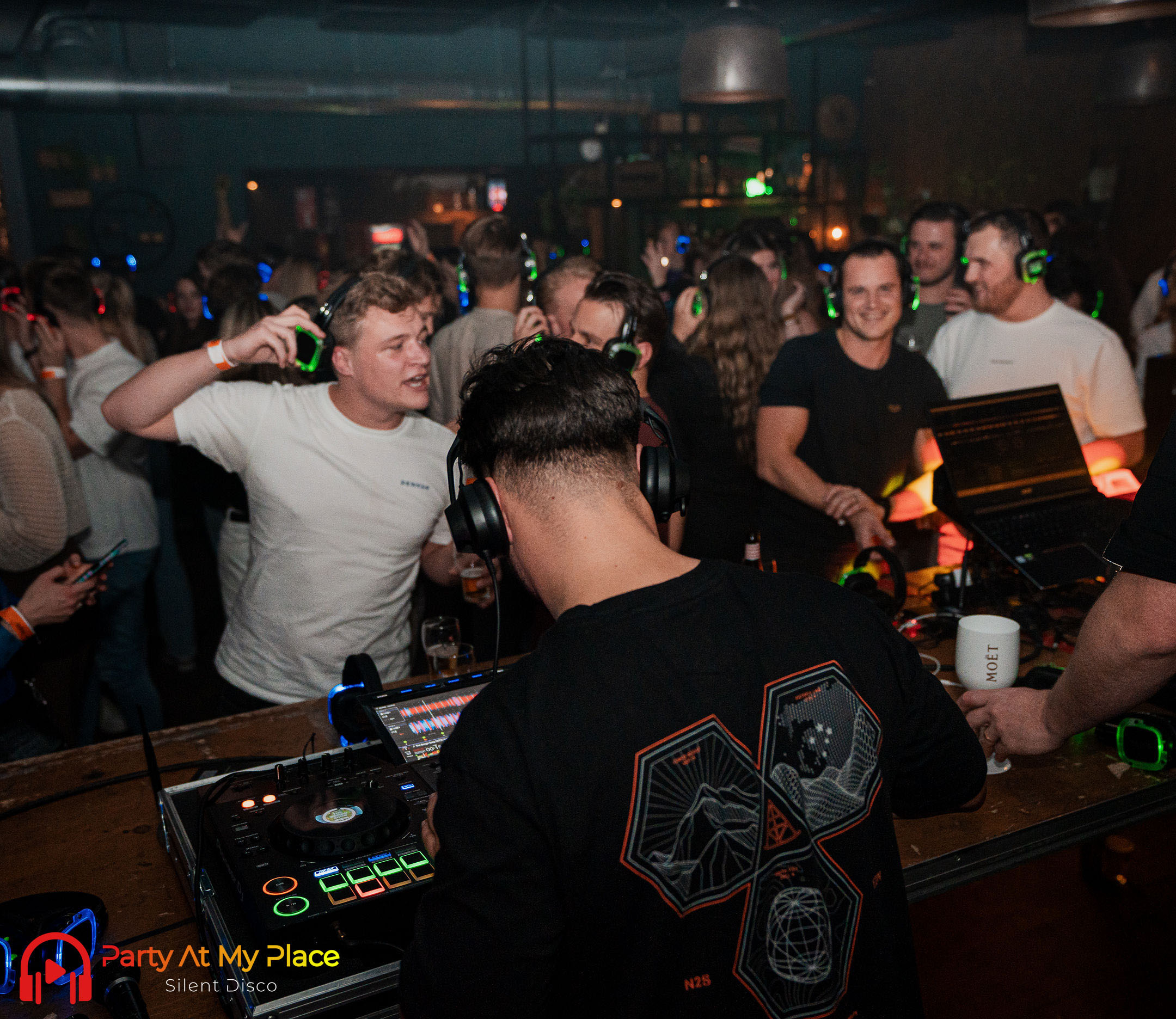 Silent disco evenement met draadloze koptelefoons