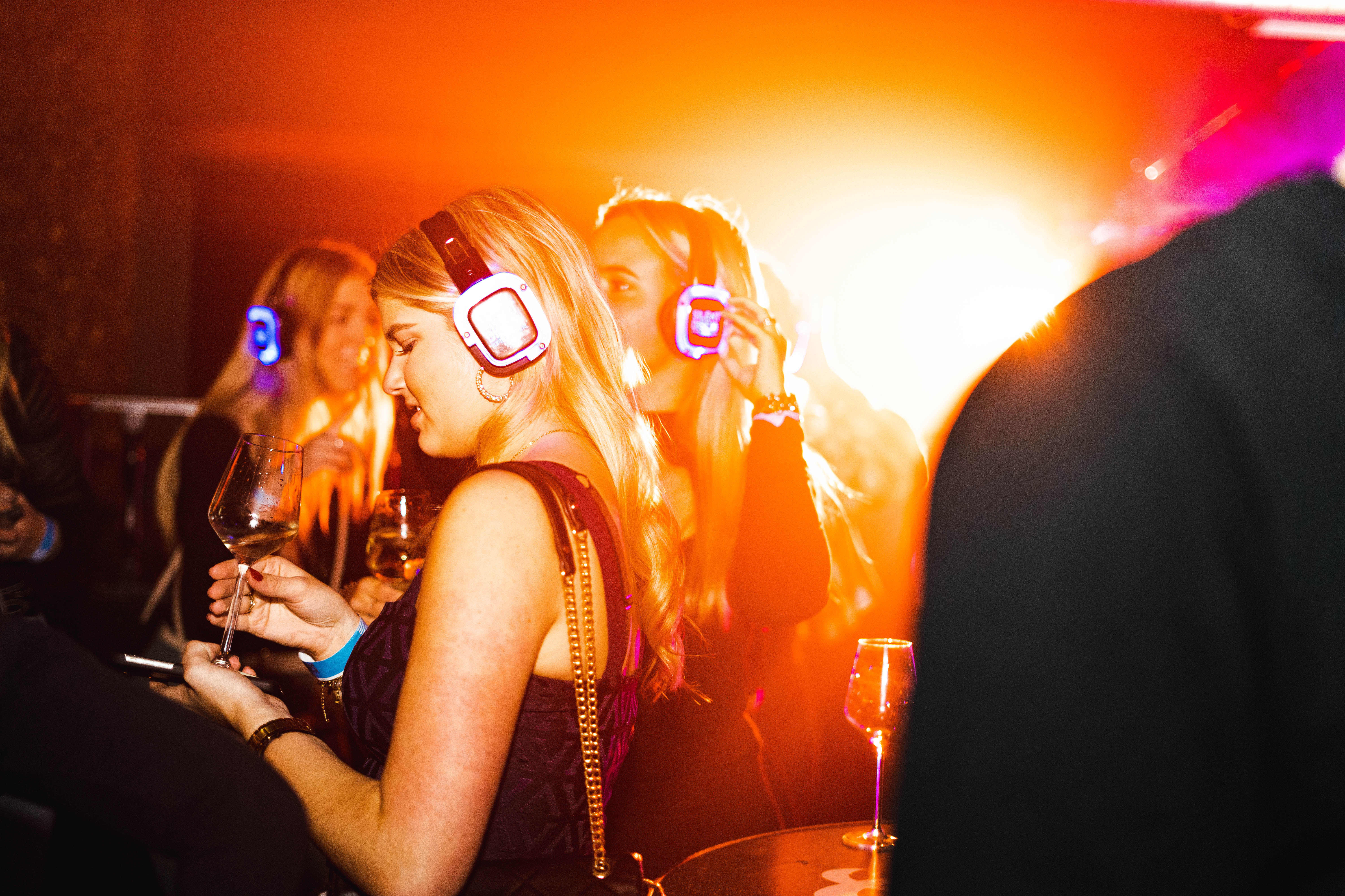 Feestgangers tijdens een silent disco