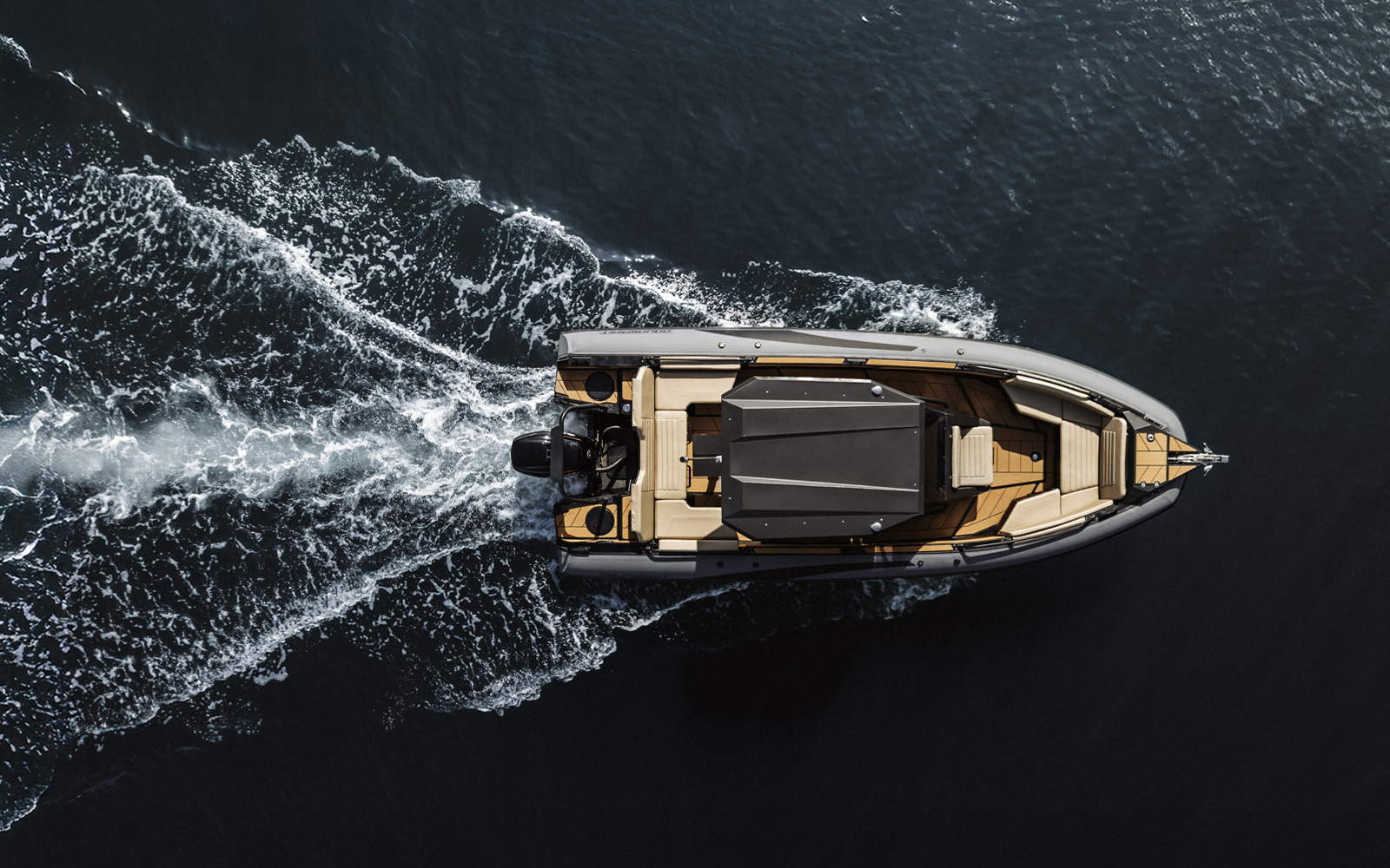 El Spirit 700 es el modelo insignia de AQUASPIRIT. Lancha RIB de Aluminio