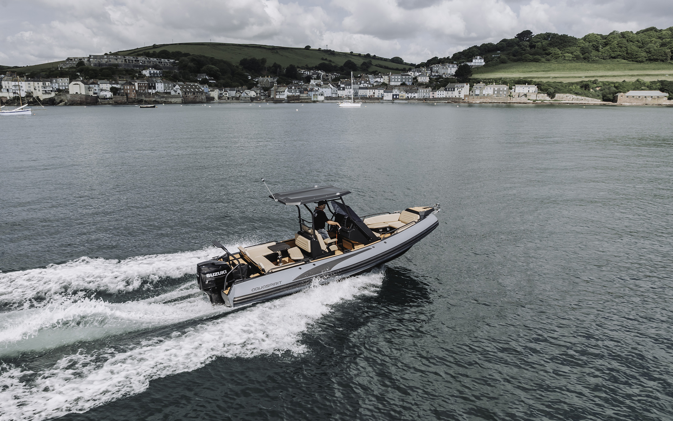 s700 rib boat is racing across the ocean. trough the water, America US coast