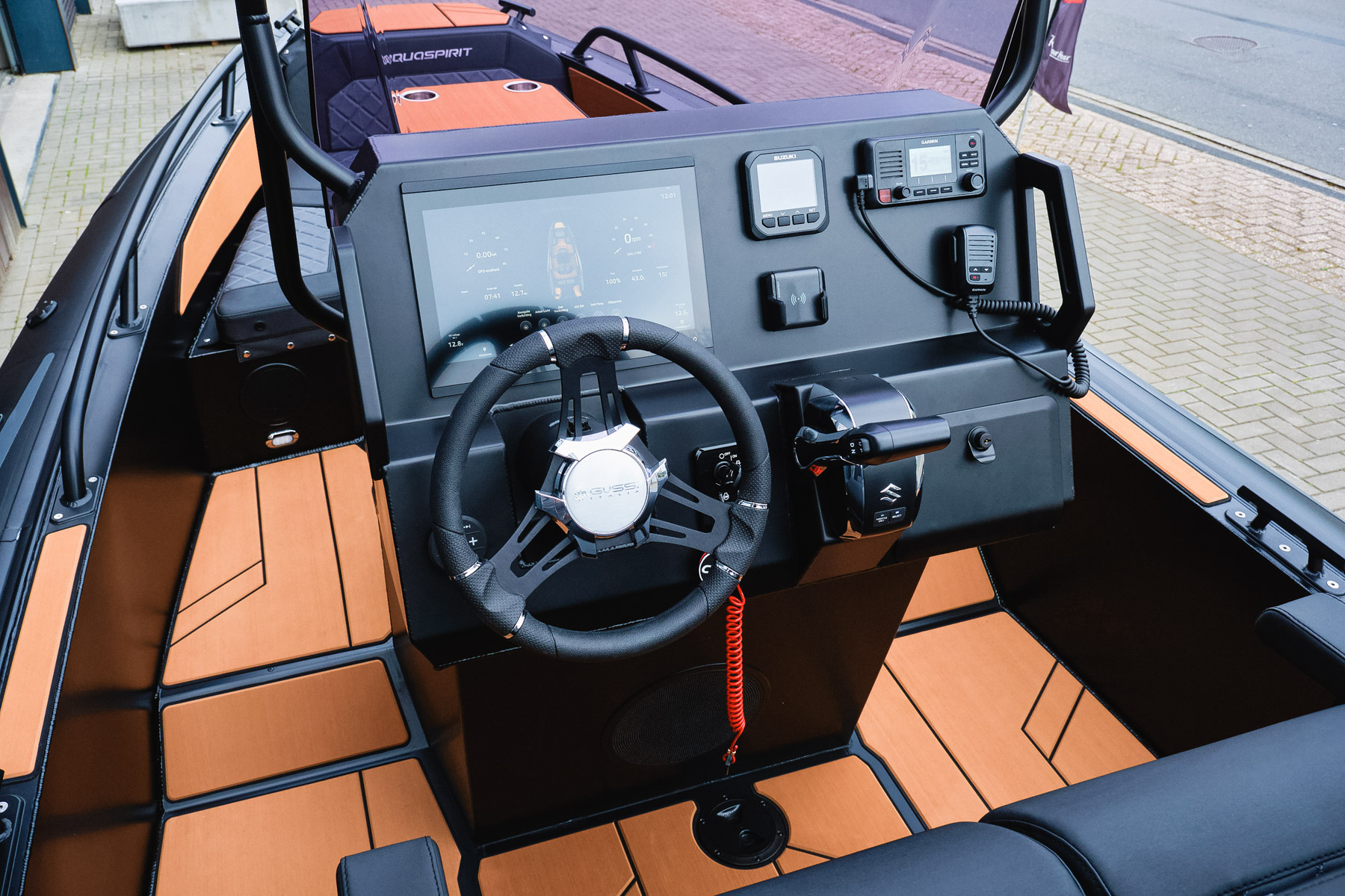 Dasboard and central console of premium aluminium RIB boat, Aquiaspirit s585 