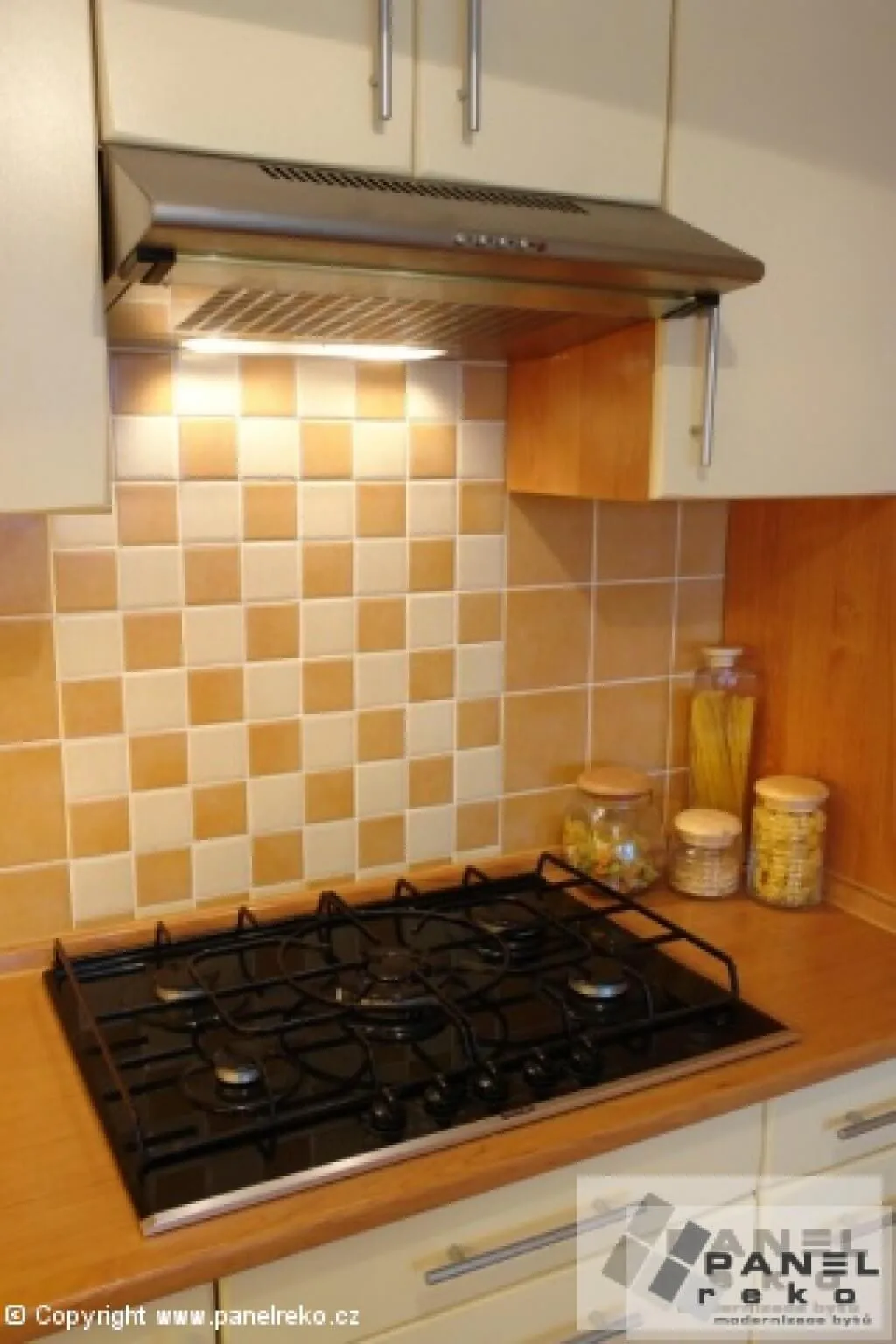 Detail kuchyňské linky se světlými kachličkami