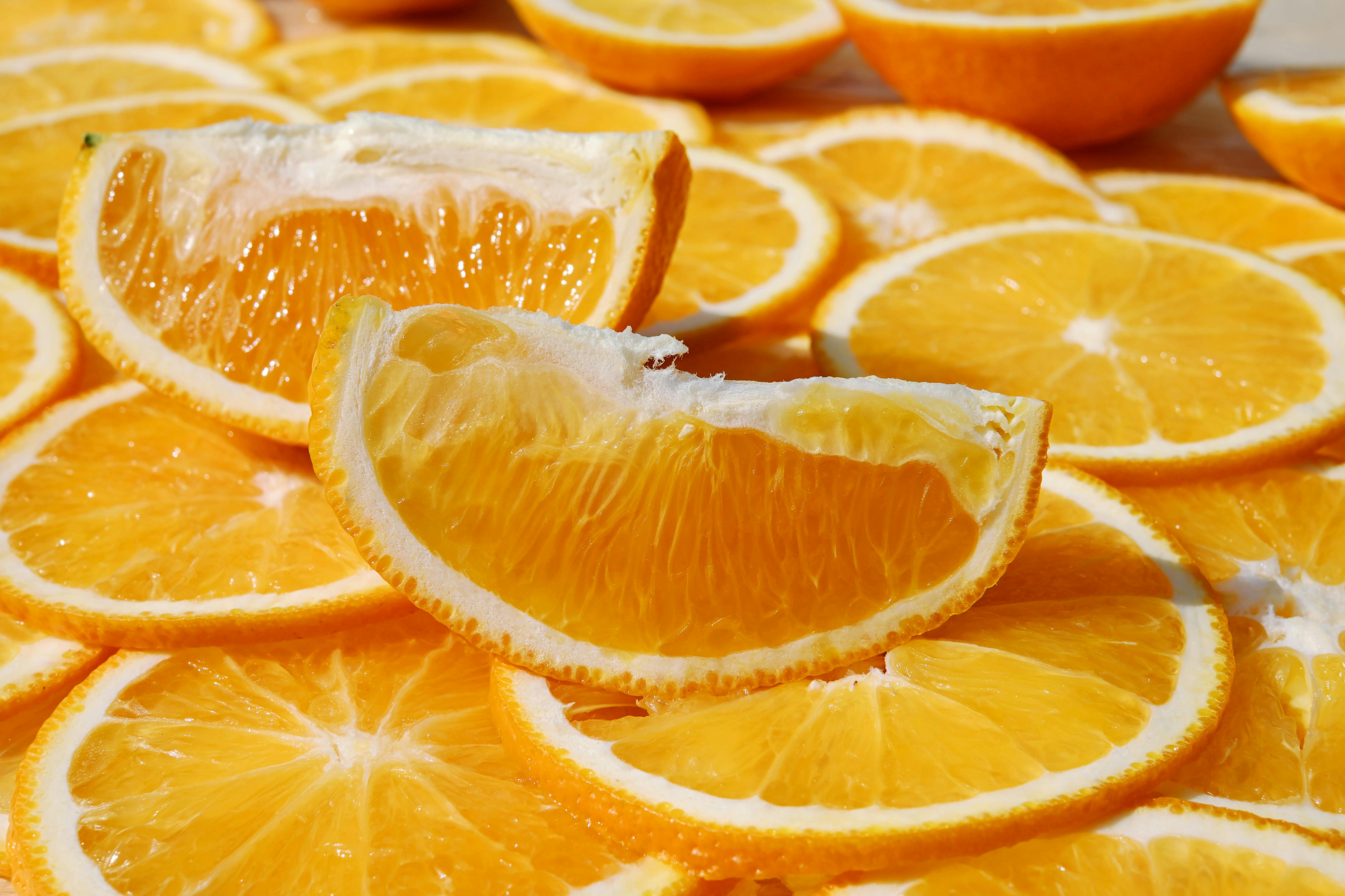 Sliced oranges of different sizes