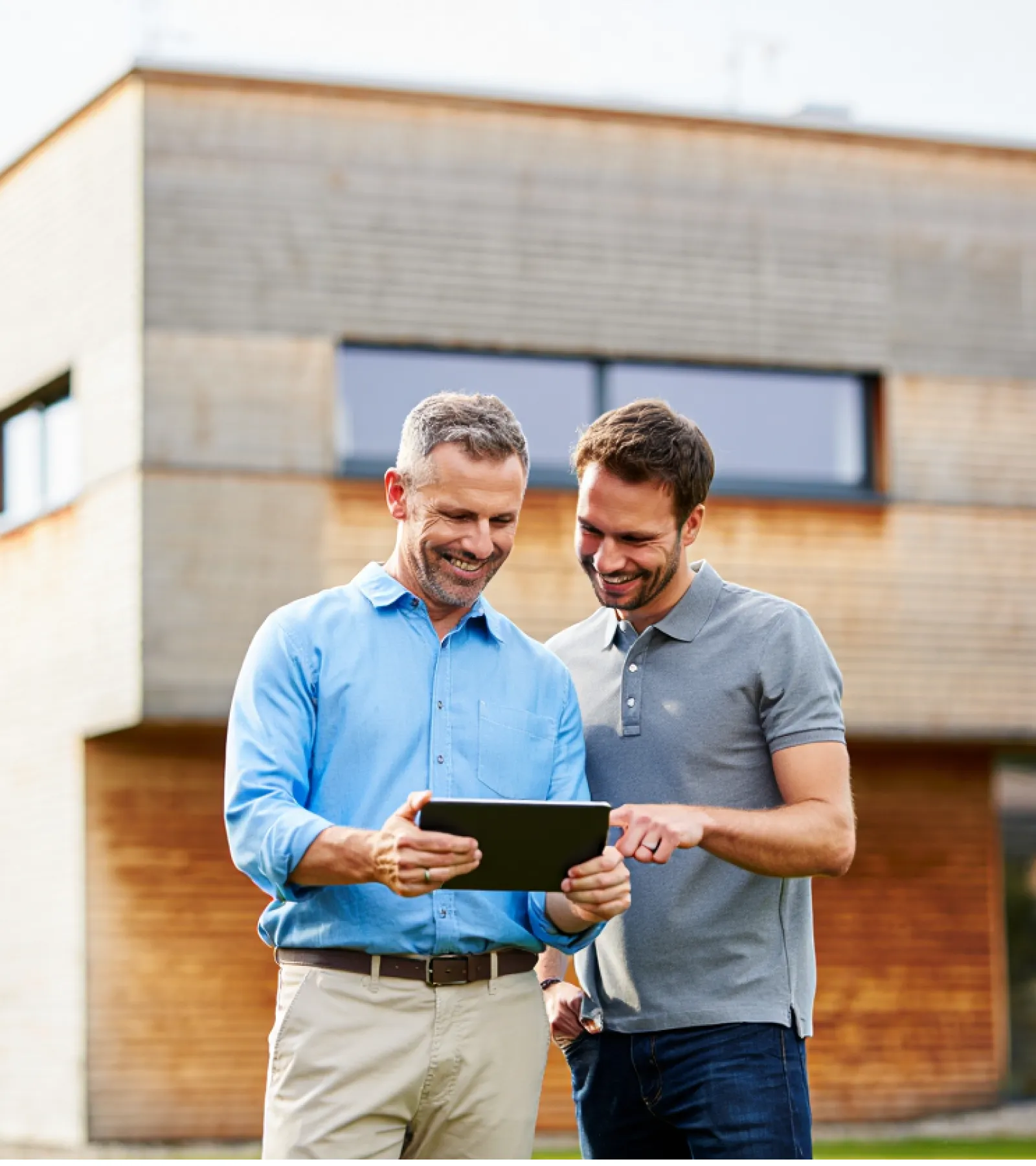 Zwei Männer freuen sich über Digitalisierung für Bau- und Wohnunternehmen