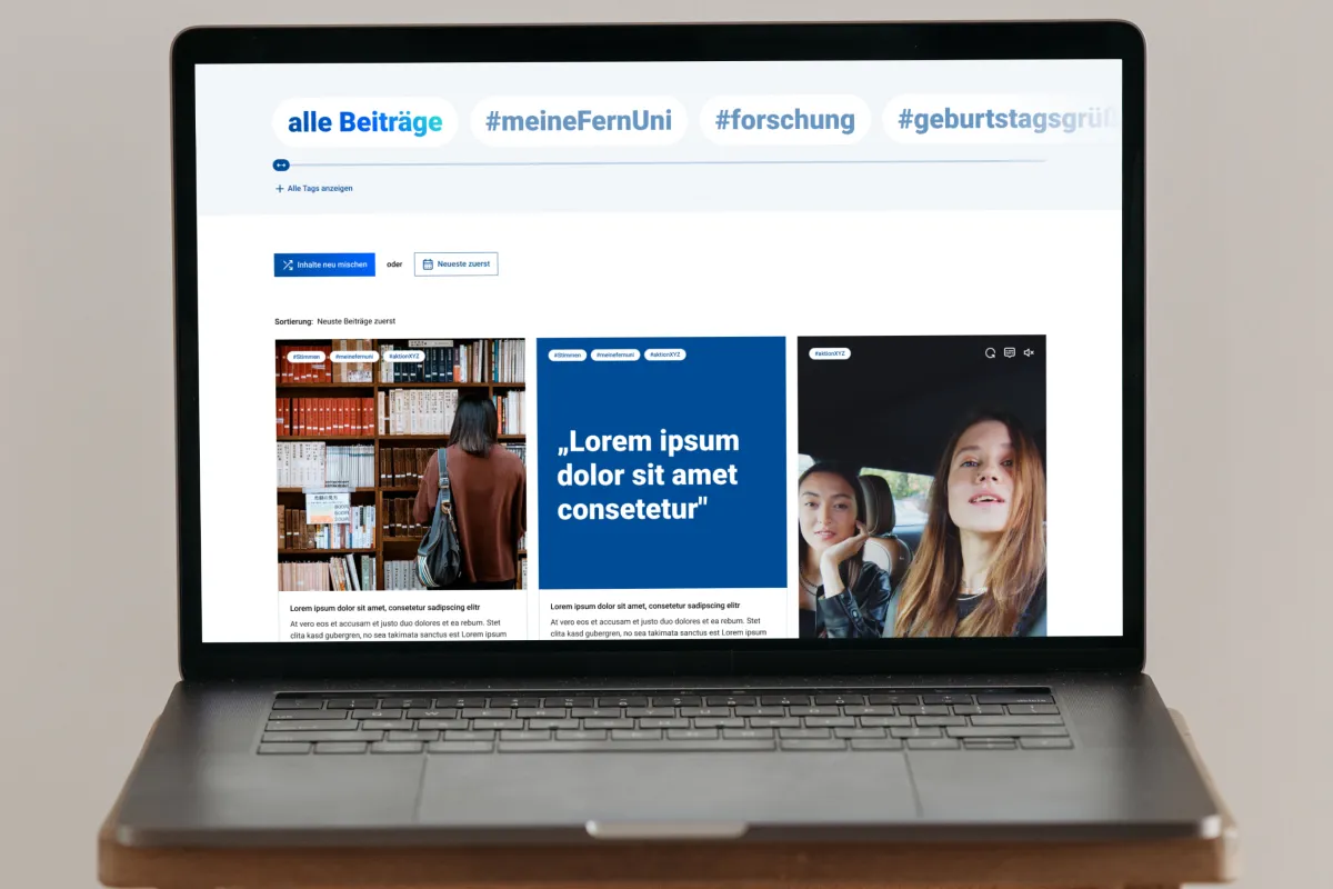 Laptop zeigt Beitragsfeed mit Bannern und Fotos, darunter Bücherregal, Text und zwei Personen im Auto.