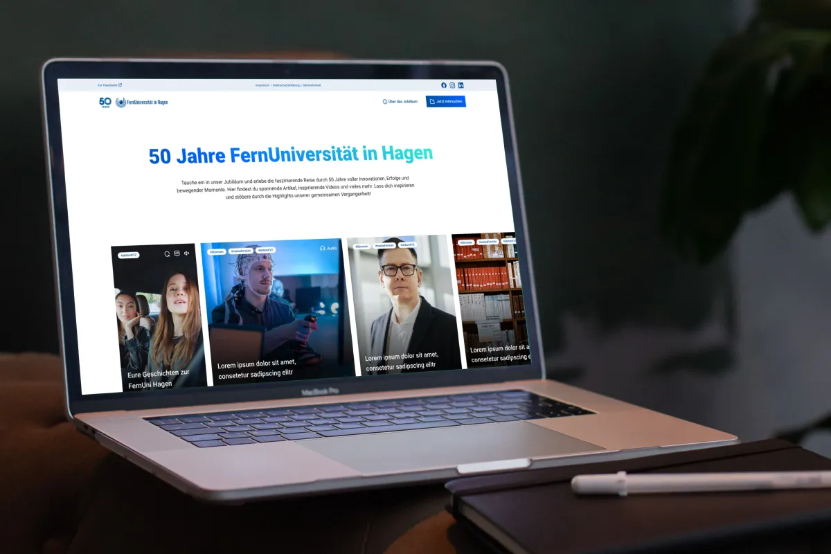 Laptop zeigt Website zum 50-jährigen Jubiläum der FernUniversität in Hagen mit Artikeln und Videos.