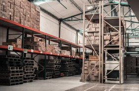 La sous-traitance « en cascade » est régulièrement dénoncée comme engendrant de multiples écueils : dilution des responsabilités, renforcement des pratiques illégales, prix tirés vers le bas…