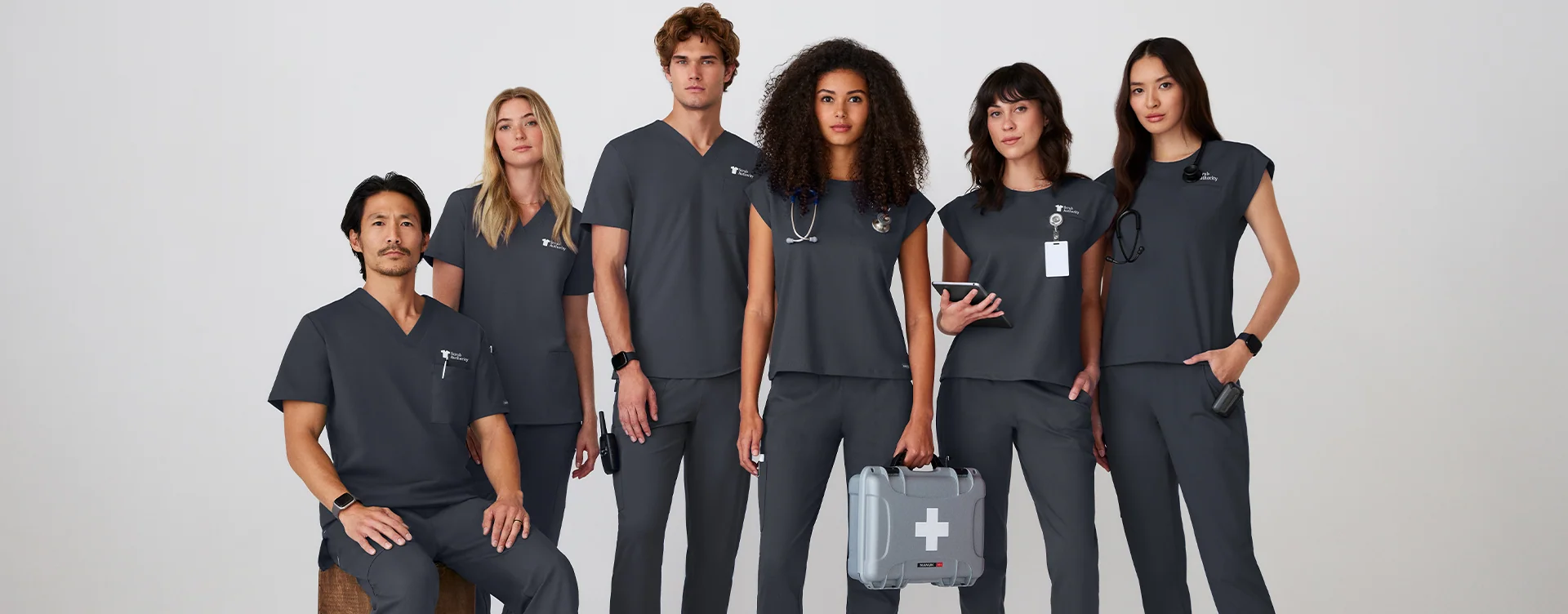 L&rsquo;&eacute;quipe Scrub Authority en uniformes de marque
