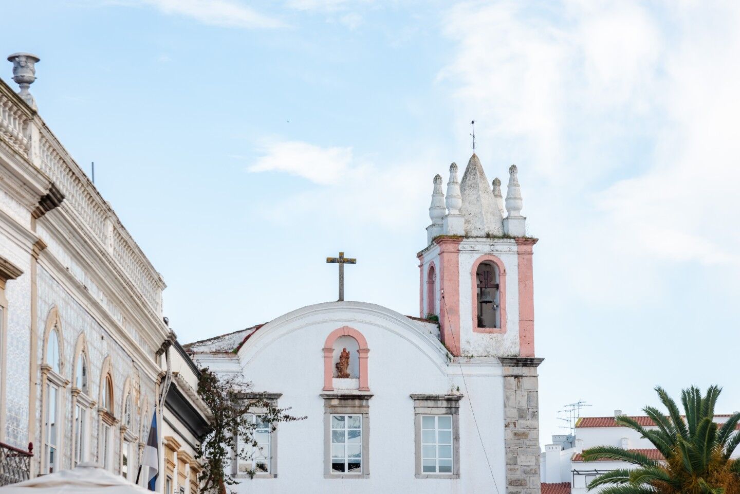 View over the rooftops of Tavira with historic buildings and tiled facades – Palacio de Tavira