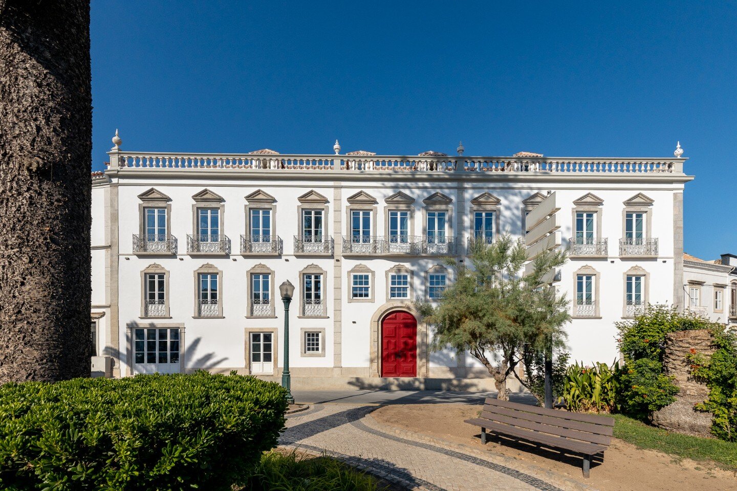View over the rooftops of Tavira with historic buildings and tiled facades – Palacio de Tavira