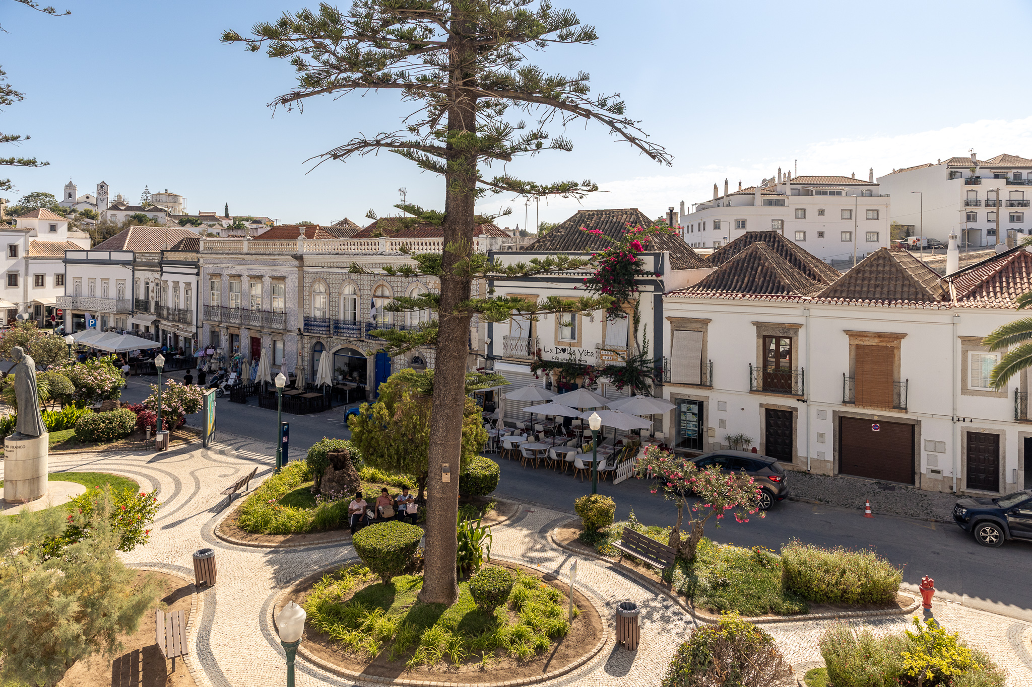 Vista encantadora da cidade velha de Tavira com edifícios caiados de branco e ruas de paralelepípedos — Palácio de Tavira