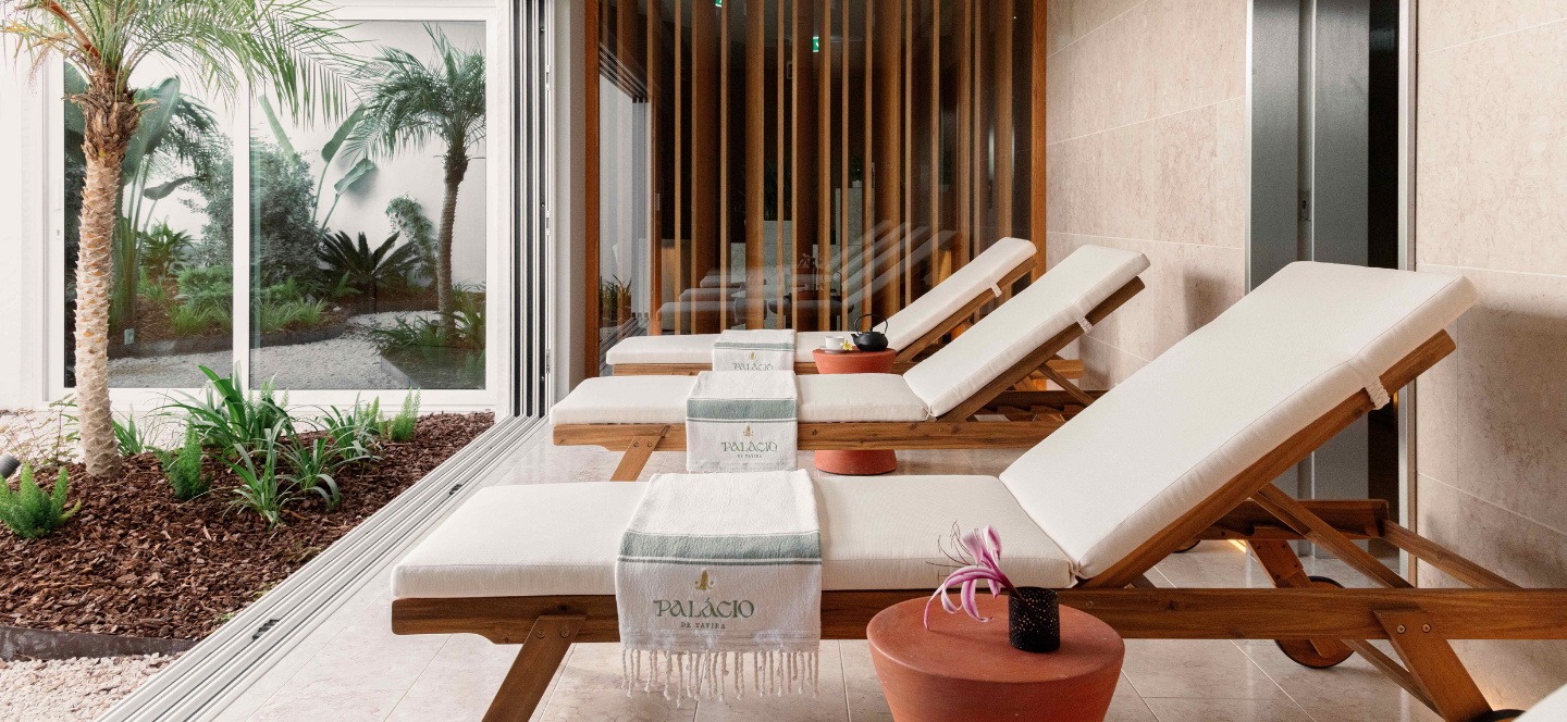 Massagem relaxante em um ambiente de spa calmo com iluminação suave e elementos naturais — Palácio de Tavira