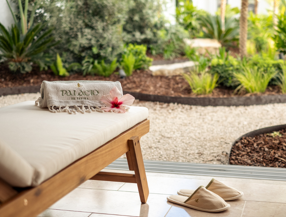 Femme versant de l'huile de massage dans ses mains dans un spa tranquille — Palacio de Tavira