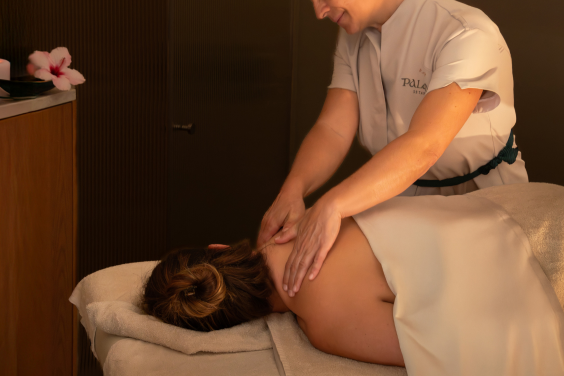 Vela acesa lançando um brilho quente e suave em um espaço interior sereno — Palácio de Tavira