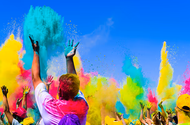 wp 2019 05 crowdthrowscoloredpowder 664237