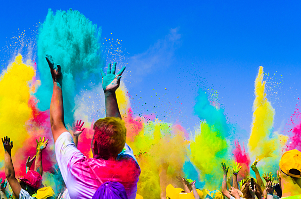 wp 2019 05 crowdthrowscoloredpowder 664237