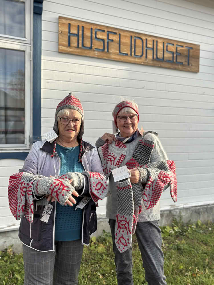 Ellinor Struve og Åse Nordvik Haug viser frem handverksprodukter med Balsfjordmønster på.
