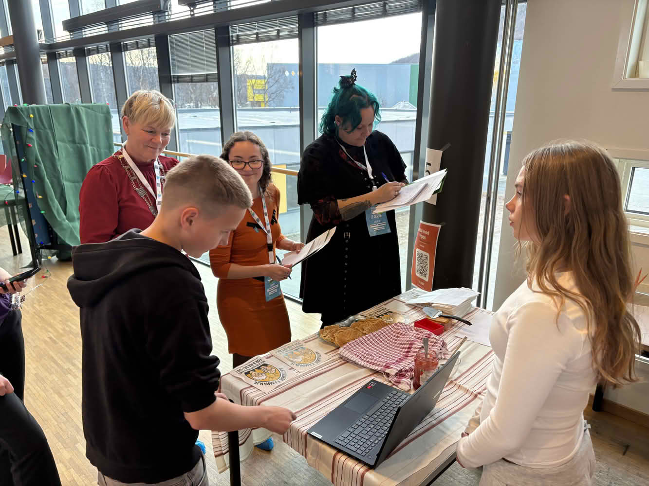balsfjordungdommer i finalen i ungt entreprenørskap på storsteinnes skole i Balsfjord.Foto: HeiBalsfjord