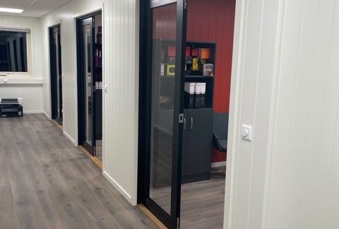 Gang utenfor kontorene