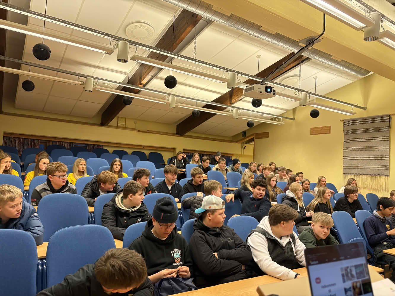 elever på utdaningsmessa på Nordkosbotn i desember. Foto HeiBalsfjord