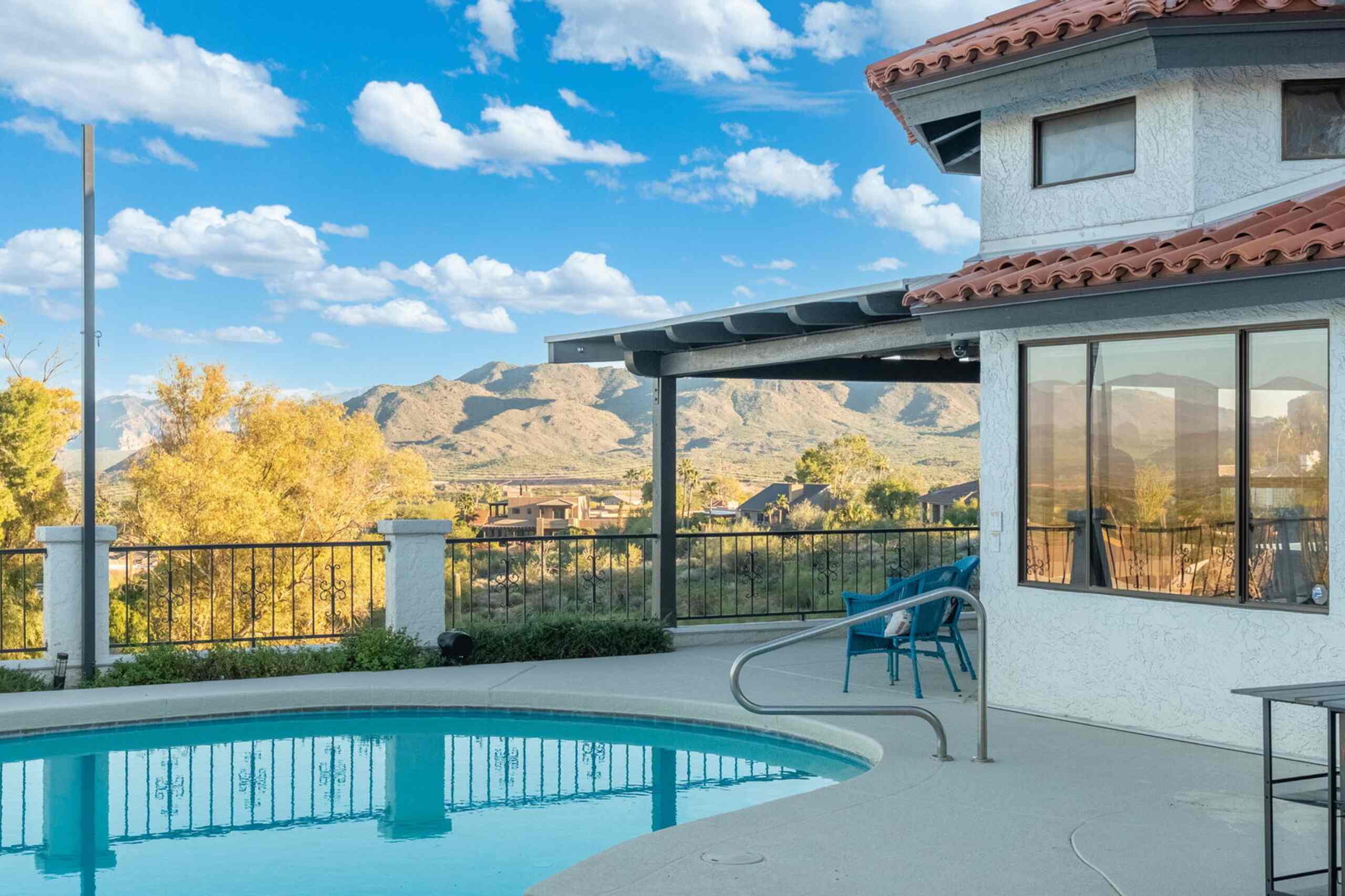 Dining and entertaining space in a Sway-managed Scottsdale home